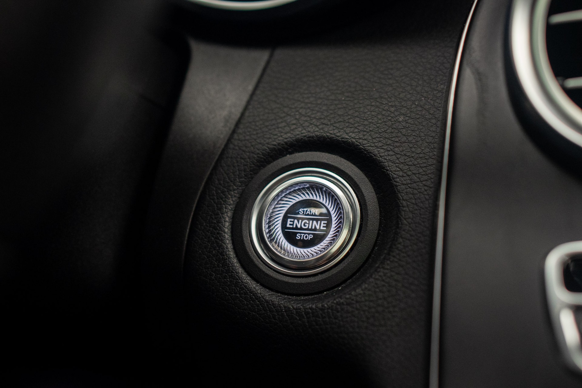 MERCEDES-BENZ C 200 Swiss Star AMG Line 4Matic 9G-Tronic-image-27