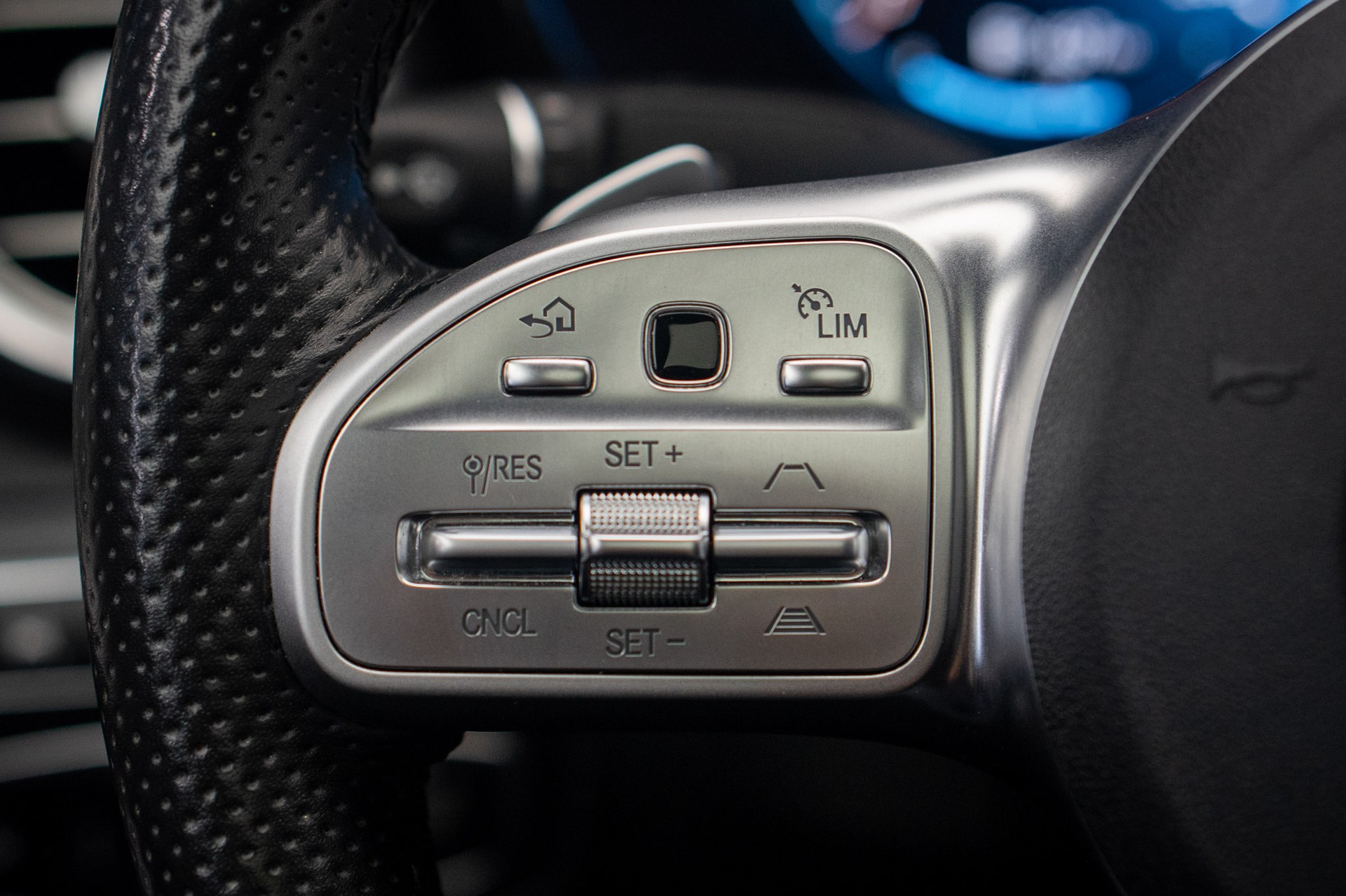 MERCEDES-BENZ C 200 Swiss Star AMG Line 4Matic 9G-Tronic-image-26