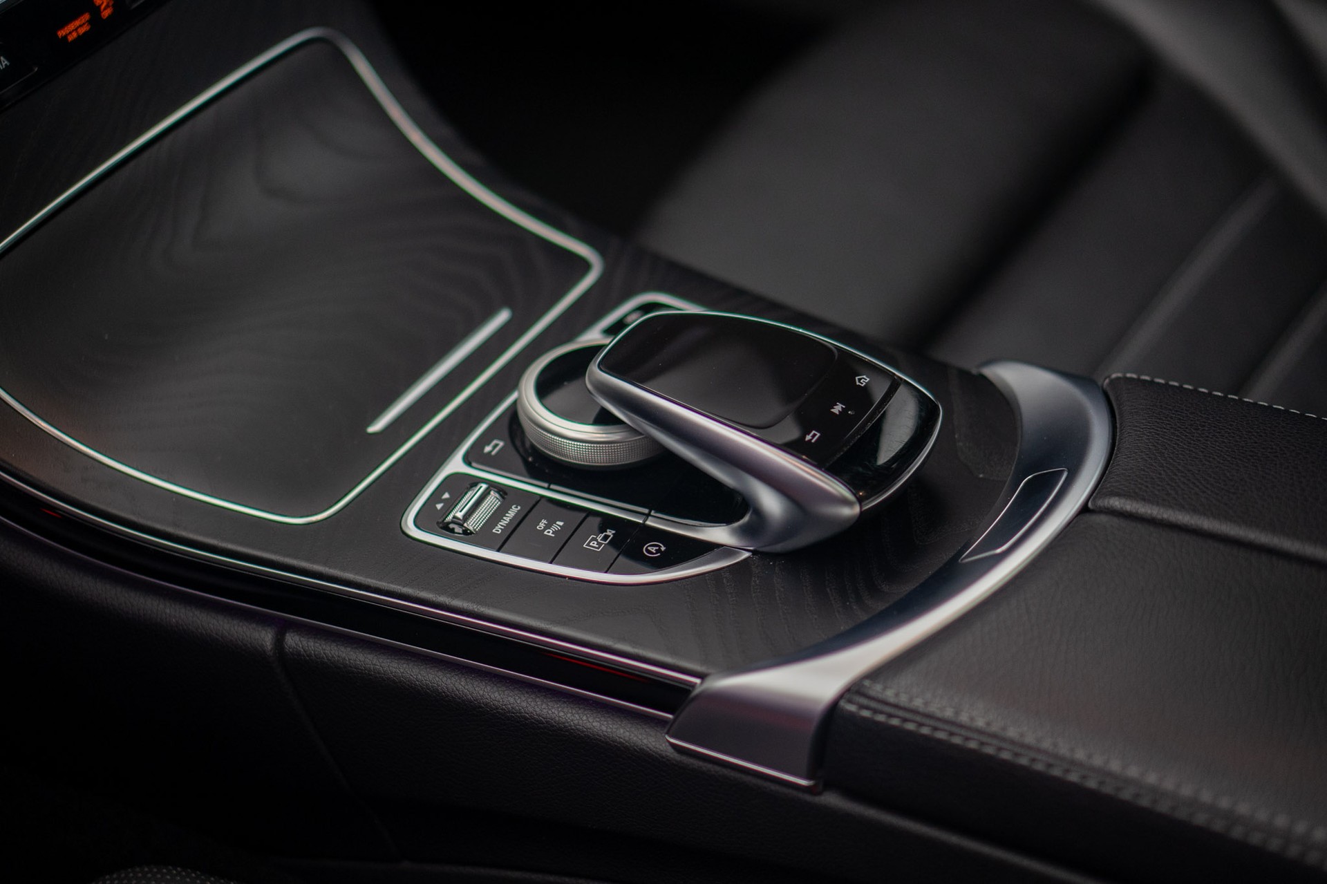 MERCEDES-BENZ C 200 Swiss Star AMG Line 4Matic 9G-Tronic-image-24
