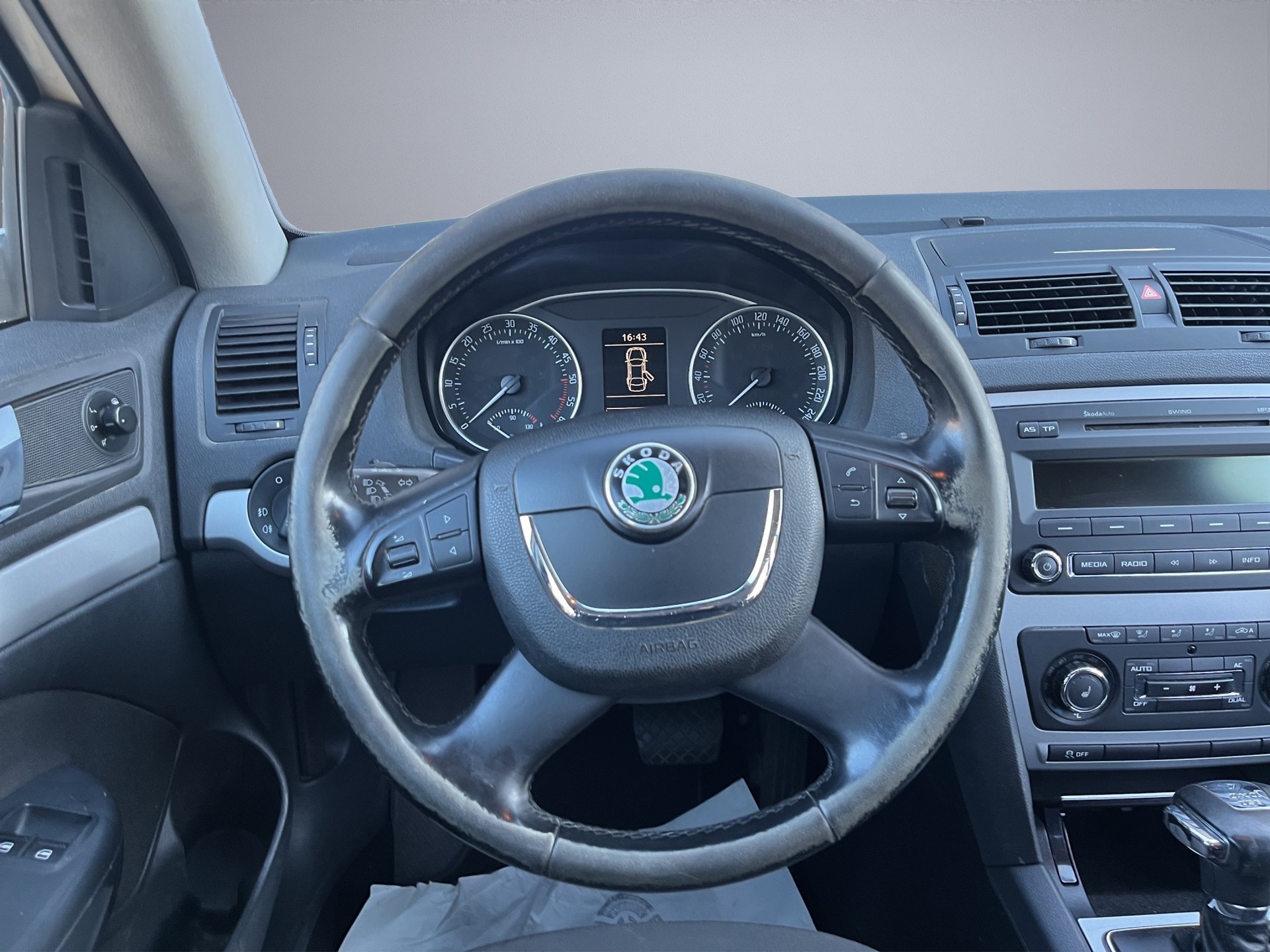 SKODA Octavia Combi 2.0 TDI Ambition 4x4 DSG-image-10