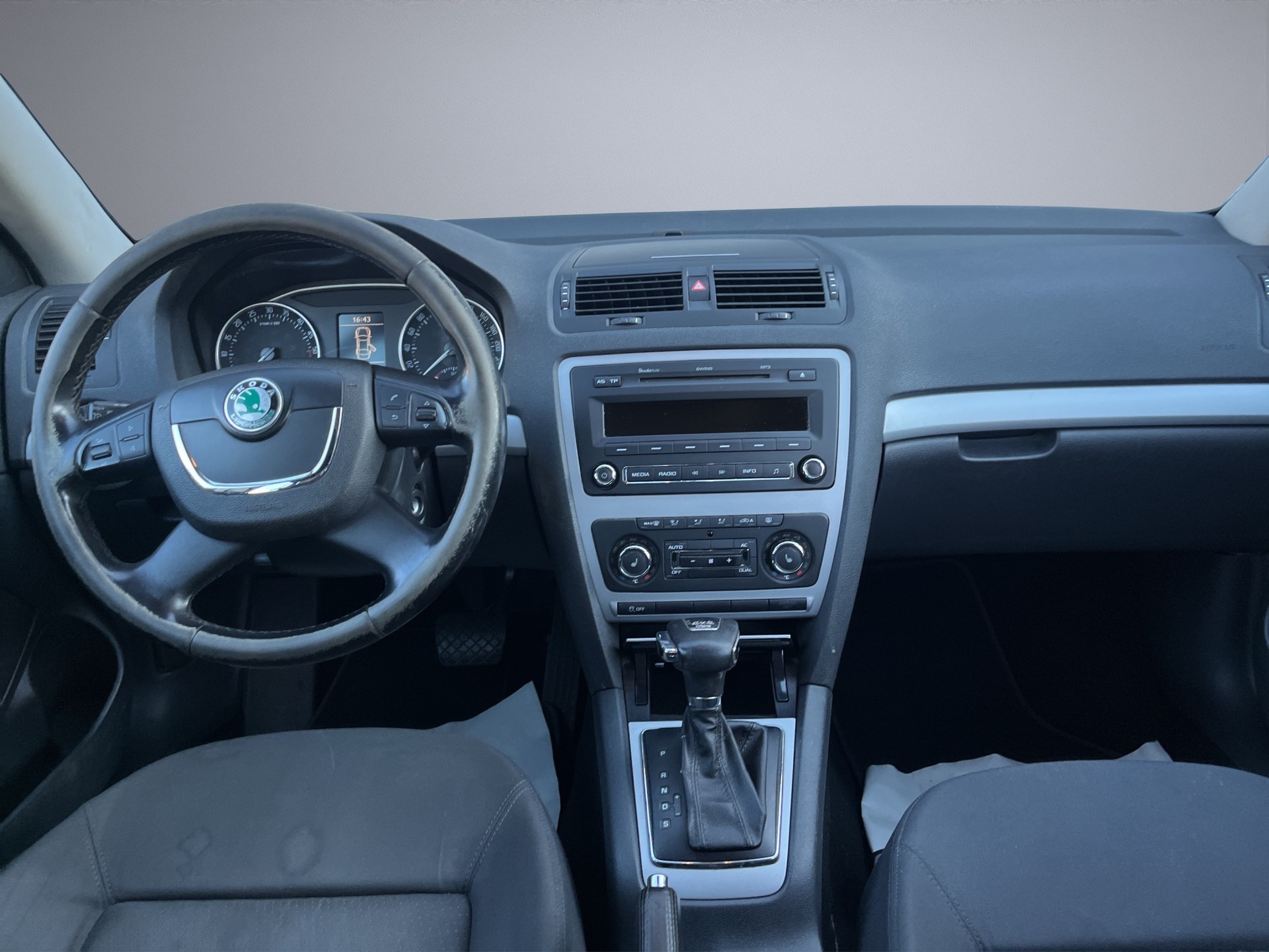 SKODA Octavia Combi 2.0 TDI Ambition 4x4 DSG-image-9