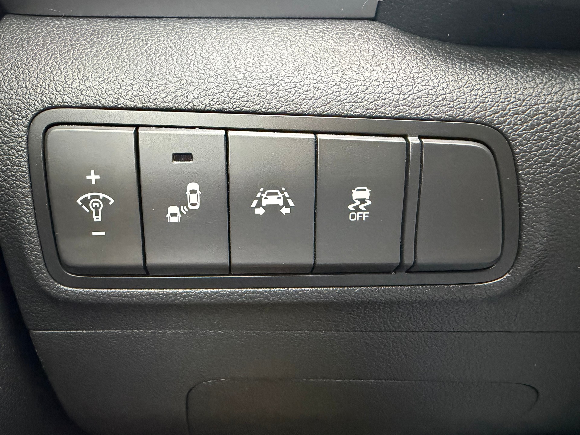 HYUNDAI Tucson 2.0 CRDI Plena 4WD Automatic / 1 Hand /Frisch ab MFK /Frisch ab Service / 36 Monate Garantie exkl. /8 Fach /Navi /Xenon-image-13