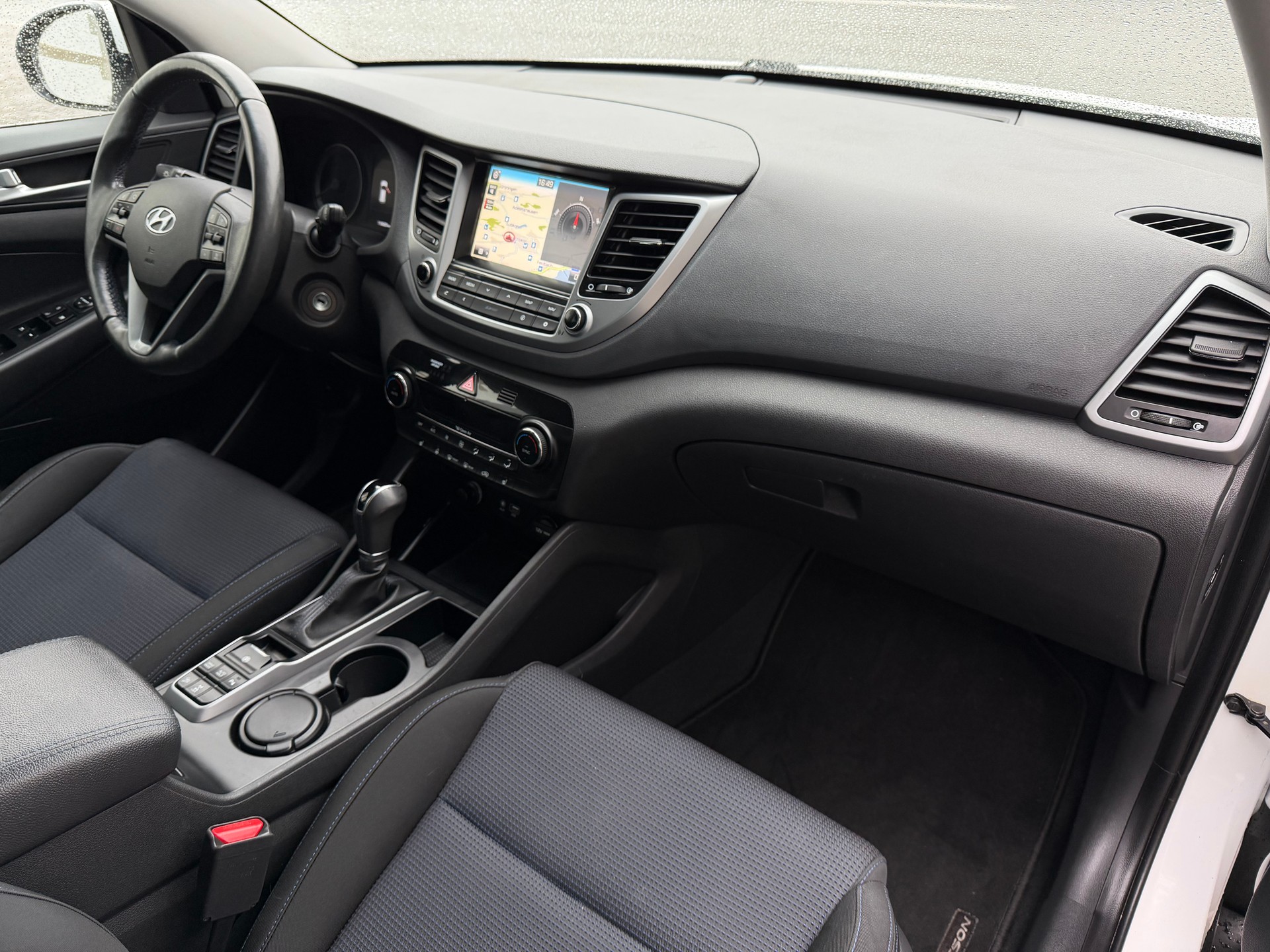 HYUNDAI Tucson 2.0 CRDI Plena 4WD Automatic / 1 Hand /Frisch ab MFK /Frisch ab Service / 36 Monate Garantie exkl. /8 Fach /Navi /Xenon-image-10