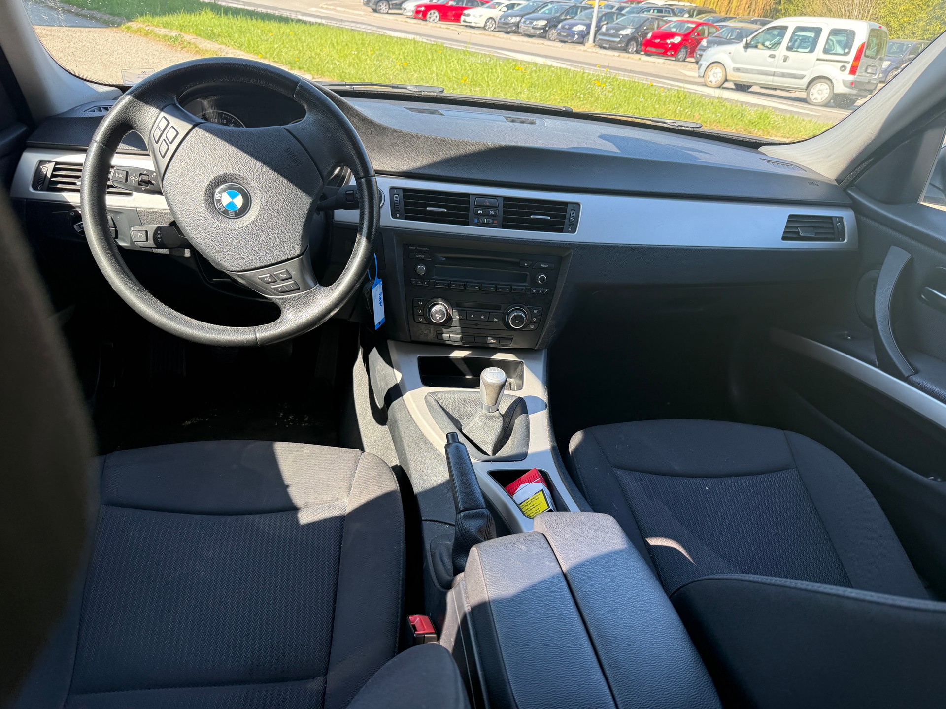 BMW 318i Touring Dynamic Edition Steptronic-image-9