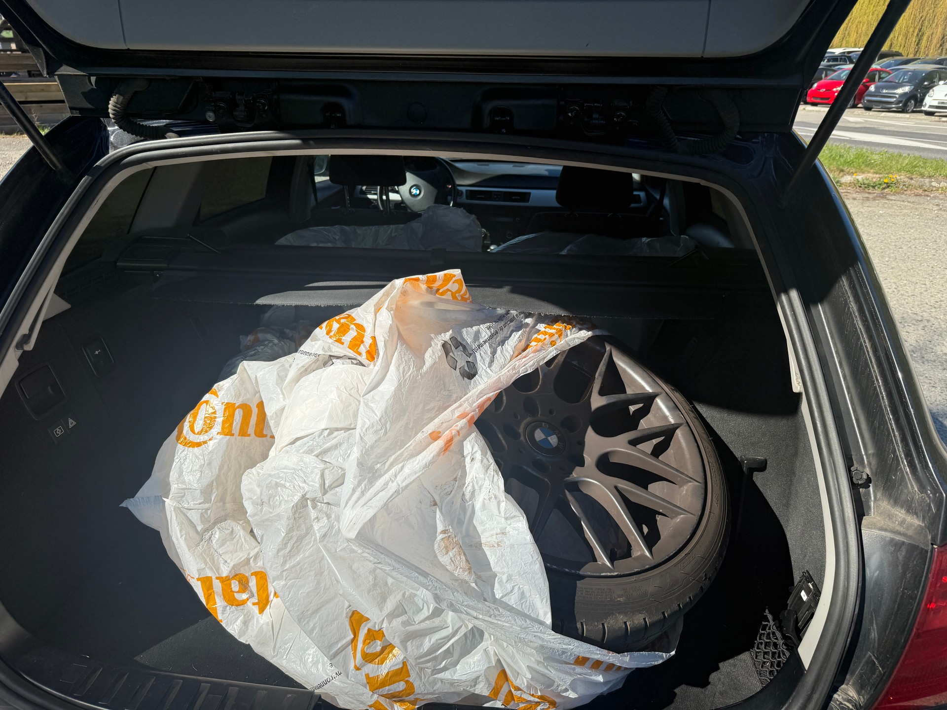 BMW 318i Touring Dynamic Edition Steptronic-image-8