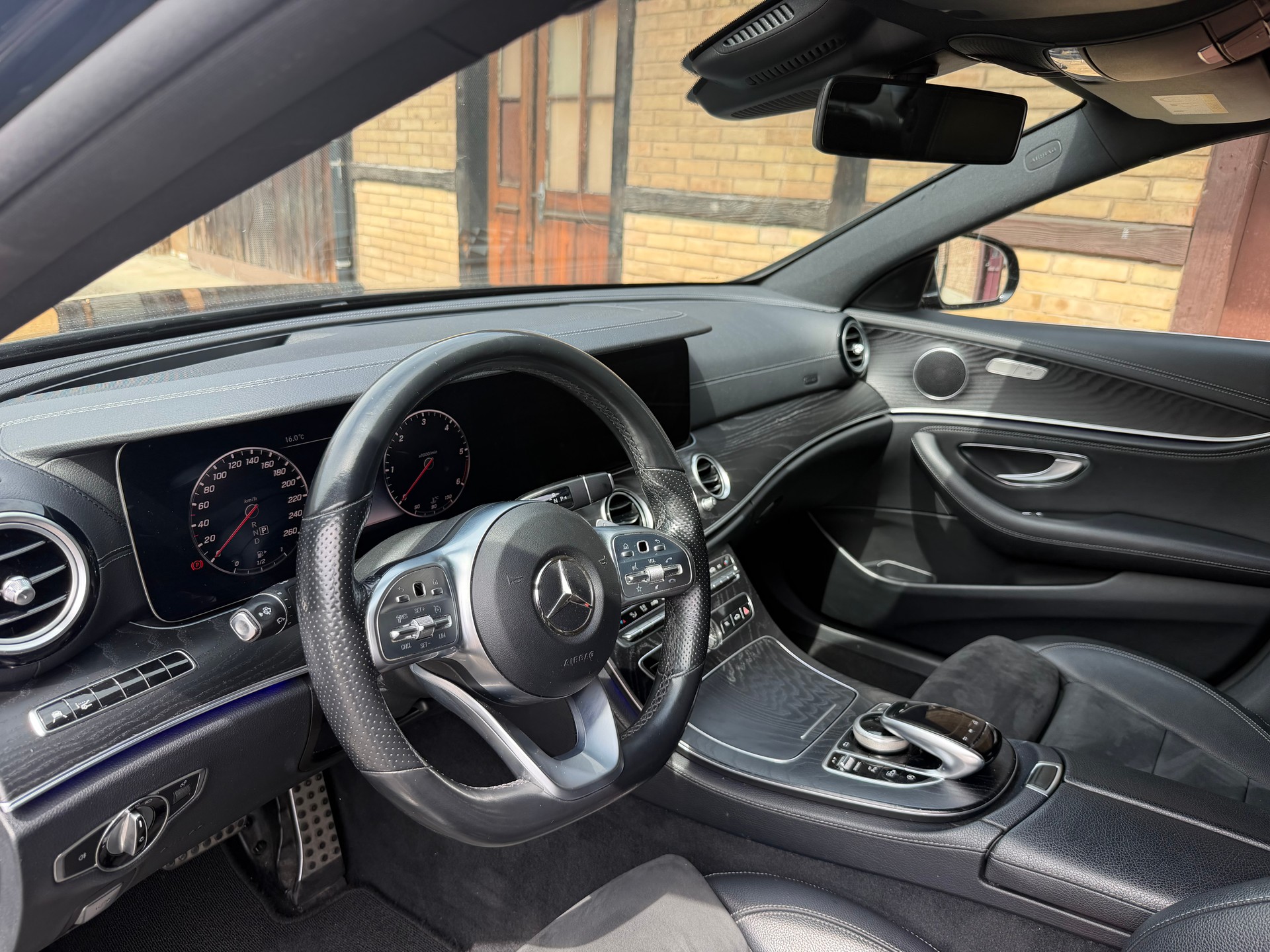 MERCEDES-BENZ E 220 d AMG Line 9G-Tronic-image-9