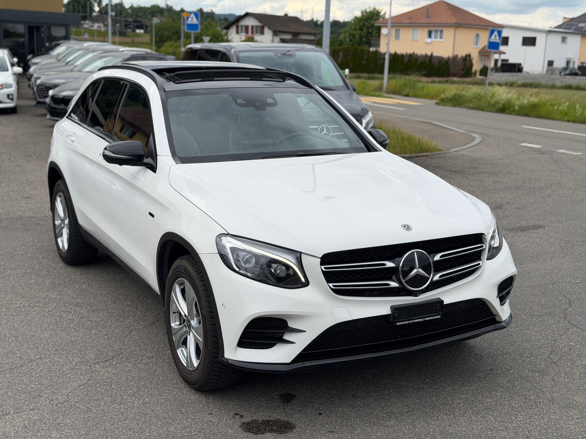 MERCEDES-BENZ GLC 350 e AMG Line 4Matic 7G-Tronic-image-13