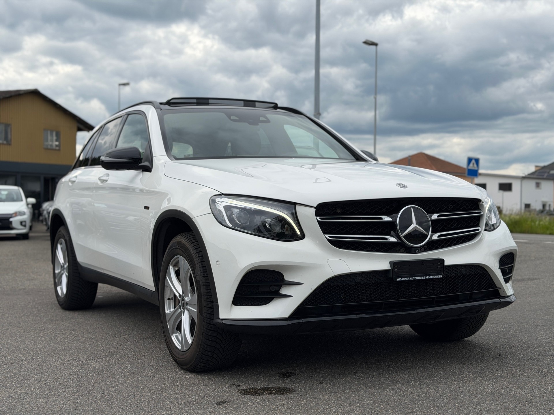 MERCEDES-BENZ GLC 350 e AMG Line 4Matic 7G-Tronic-image-2