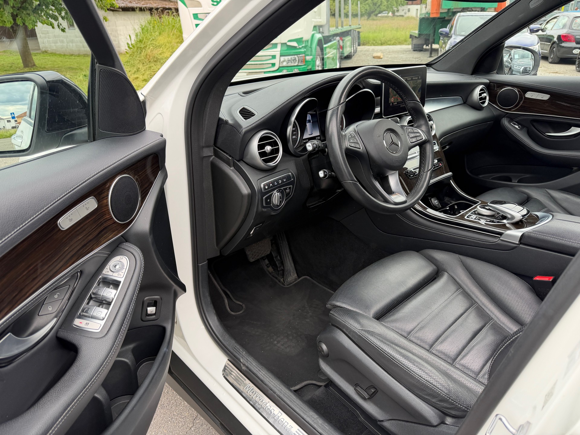 MERCEDES-BENZ GLC 350 e AMG Line 4Matic 7G-Tronic-image-8