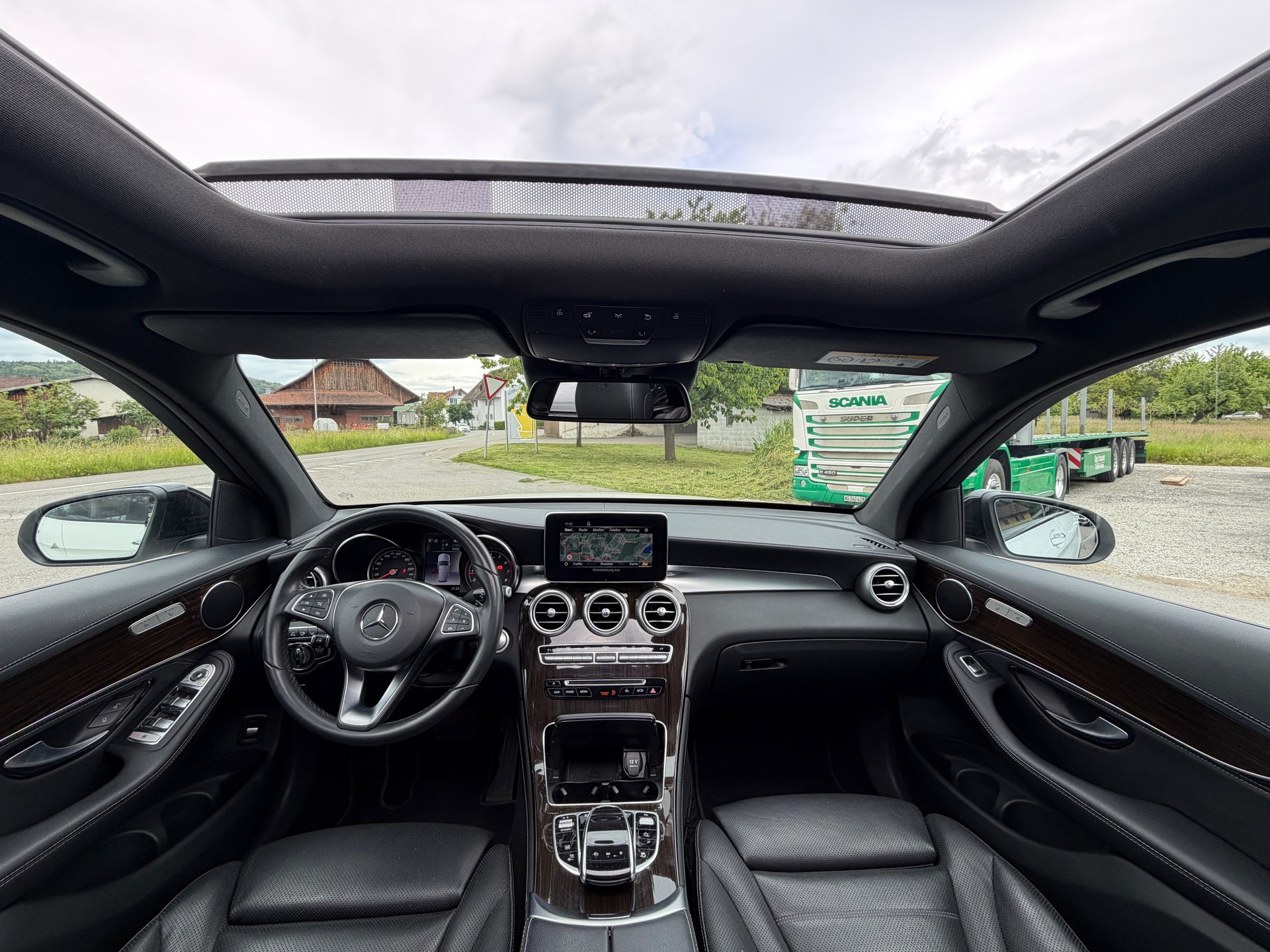 MERCEDES-BENZ GLC 350 e AMG Line 4Matic 7G-Tronic-image-6