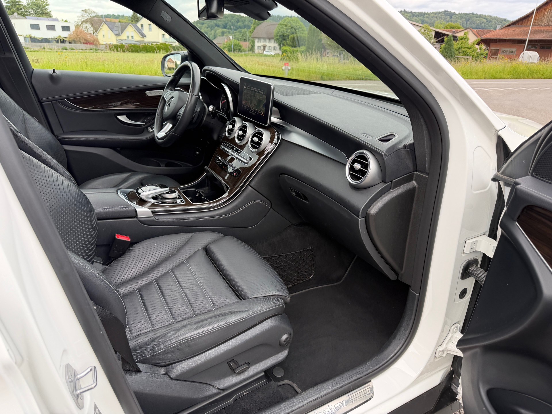MERCEDES-BENZ GLC 350 e AMG Line 4Matic 7G-Tronic-image-10
