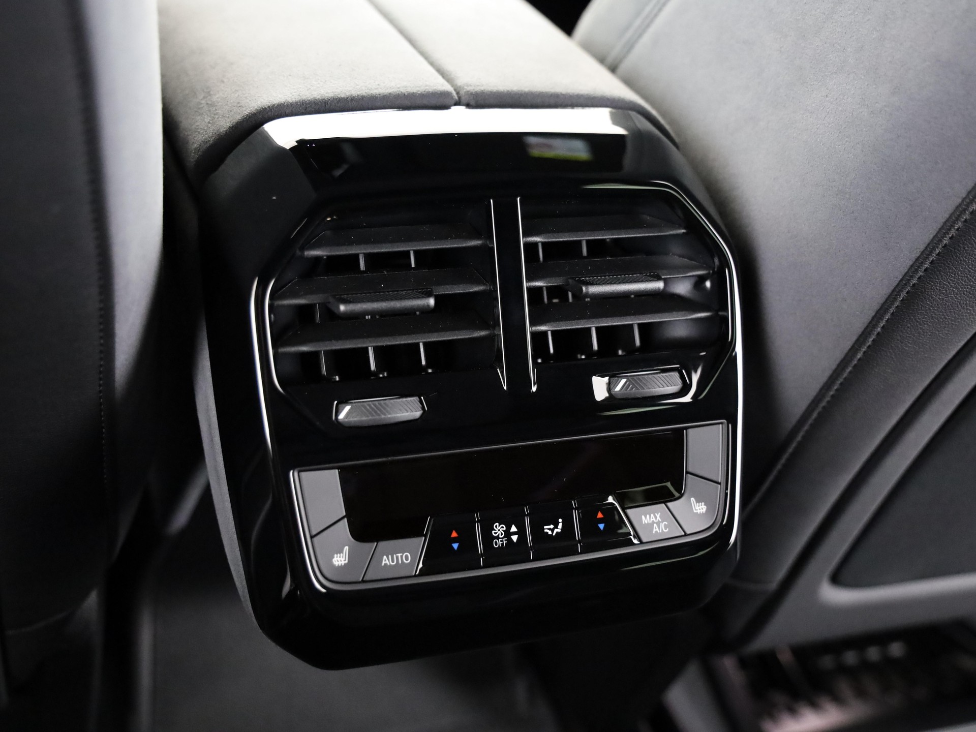 BMW iX xDrive60-image-18