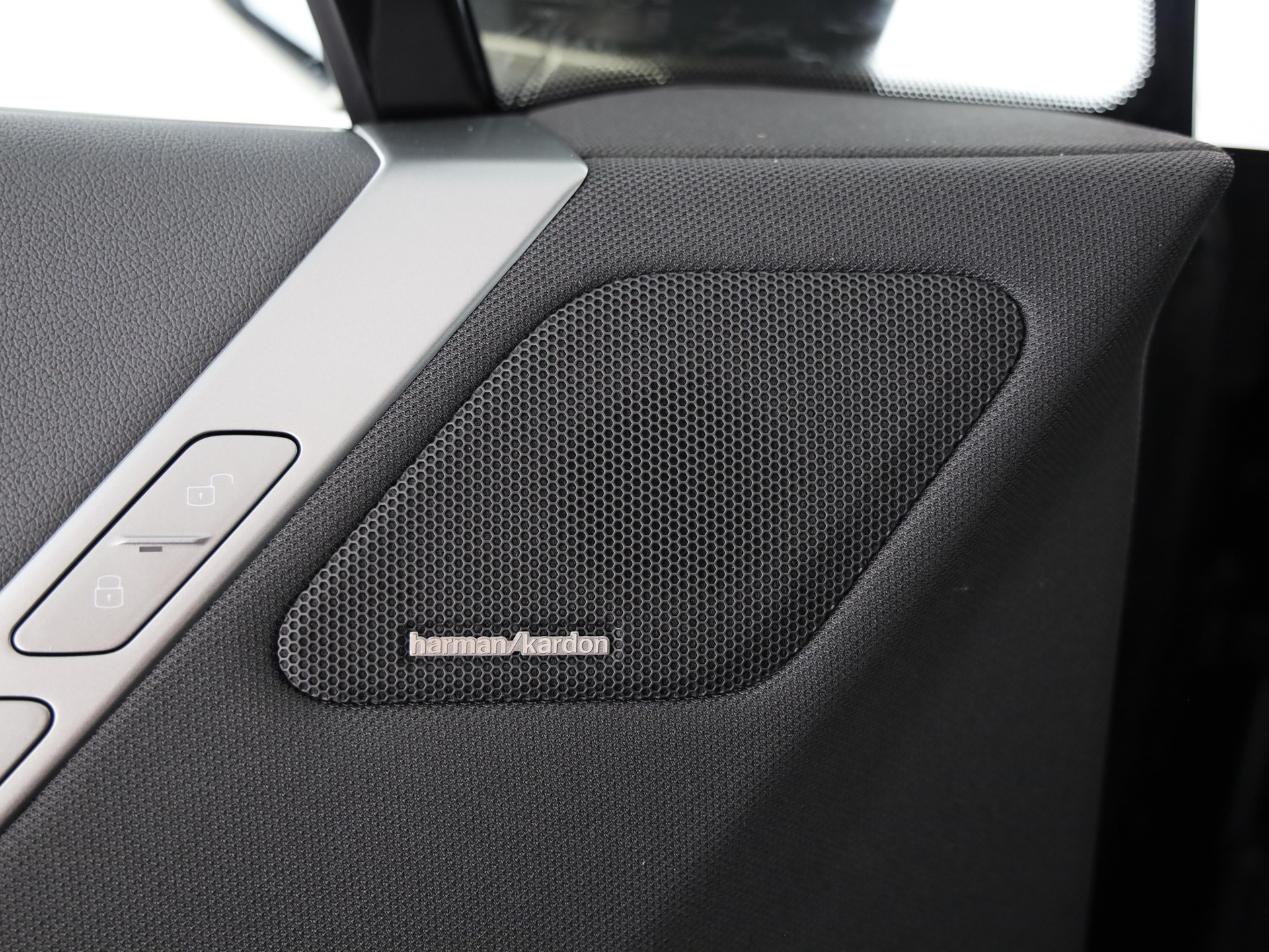 BMW iX xDrive60-image-12
