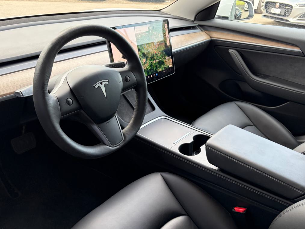 TESLA Model 3-showroom-element-3