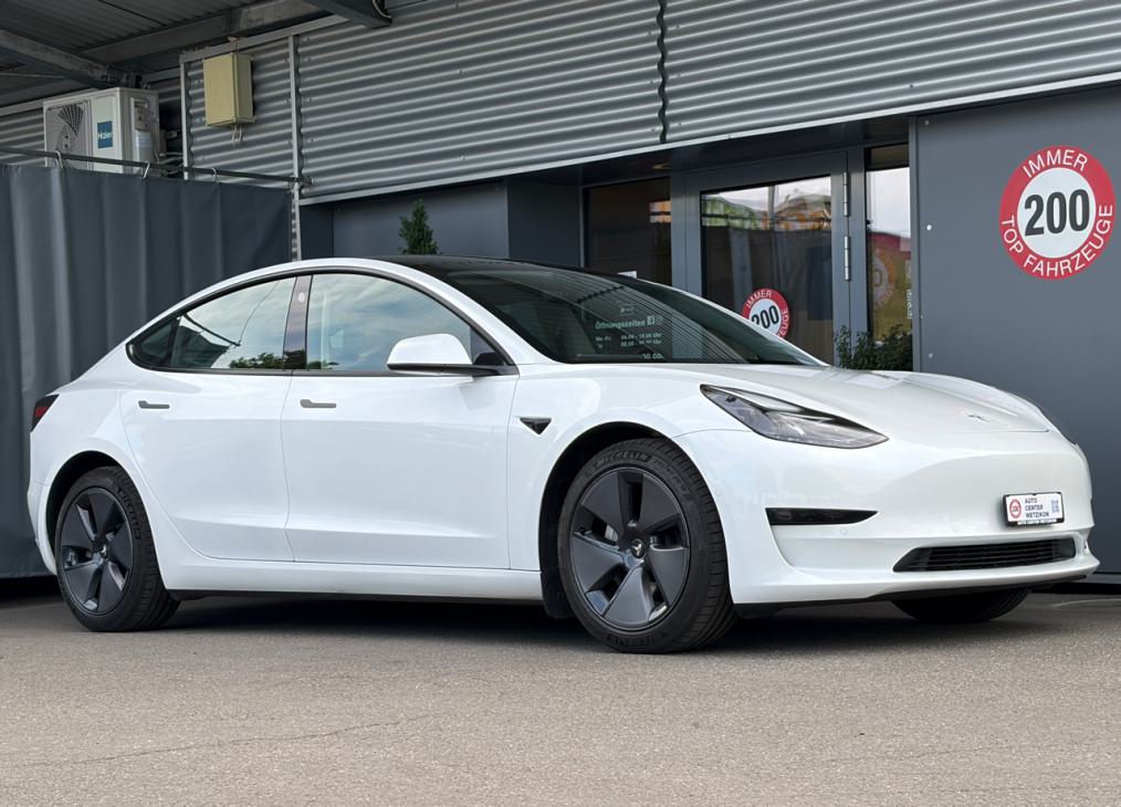 TESLA Model 3-showroom-element-1