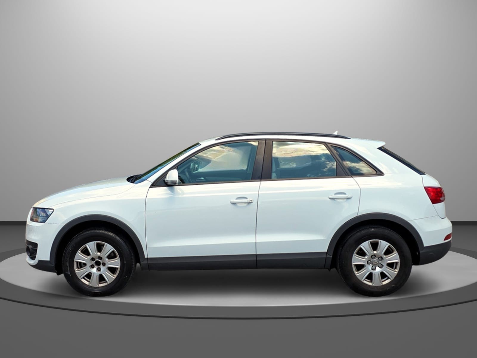 AUDI Q3 2.0 TDI quattro-image-4