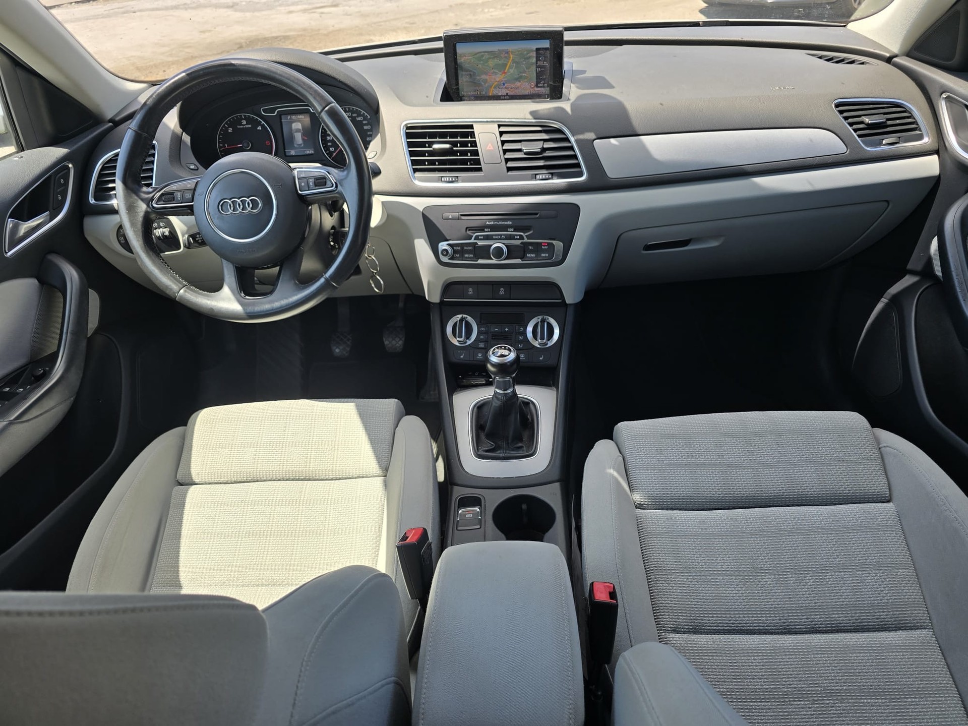 AUDI Q3 2.0 TDI quattro-image-9