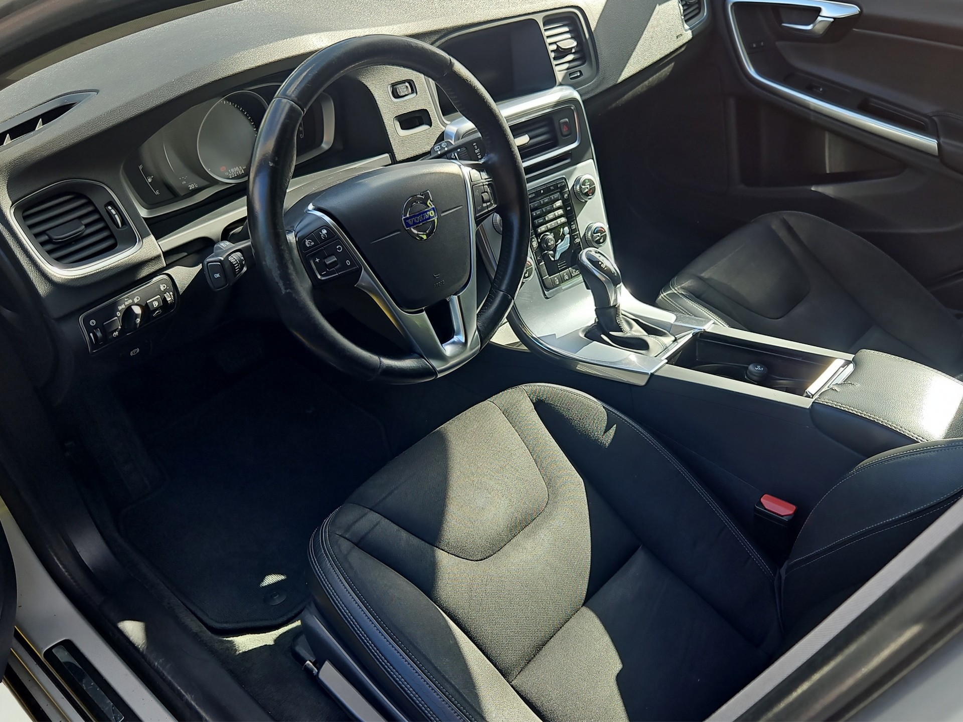 VOLVO V60 D4 Momentum Geartronic-image-8