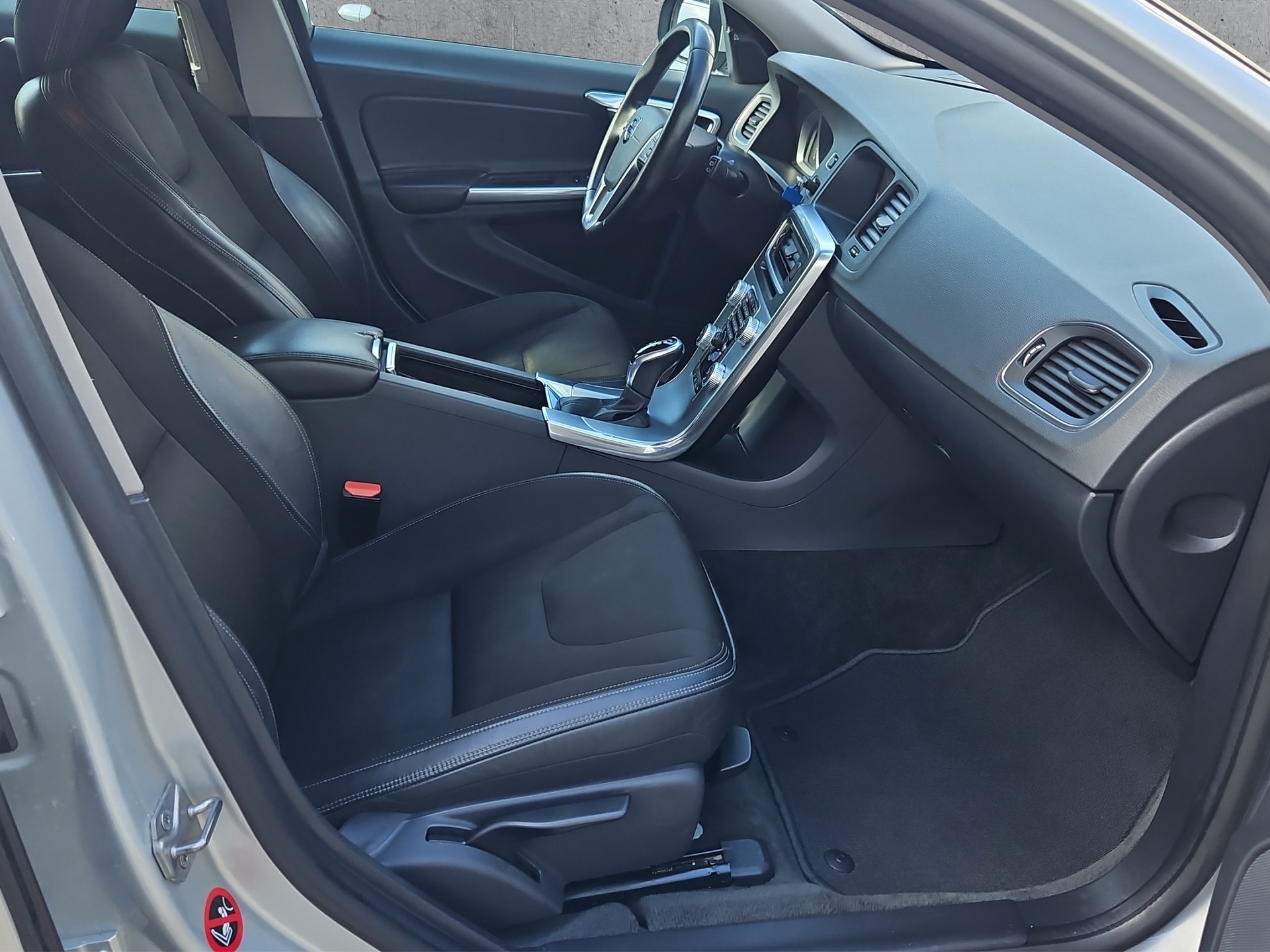 VOLVO V60 D4 Momentum Geartronic-image-11