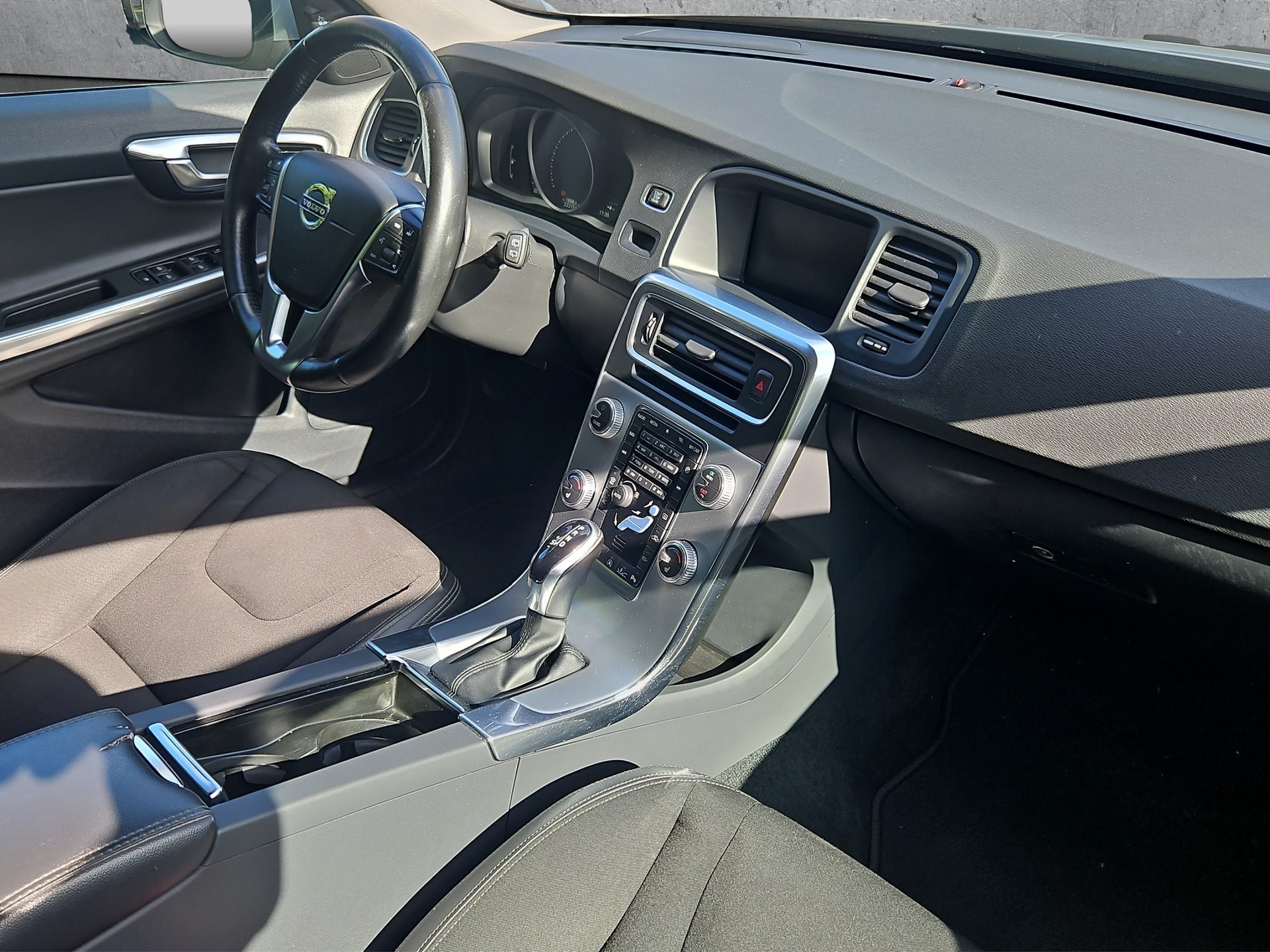 VOLVO V60 D4 Momentum Geartronic-image-7
