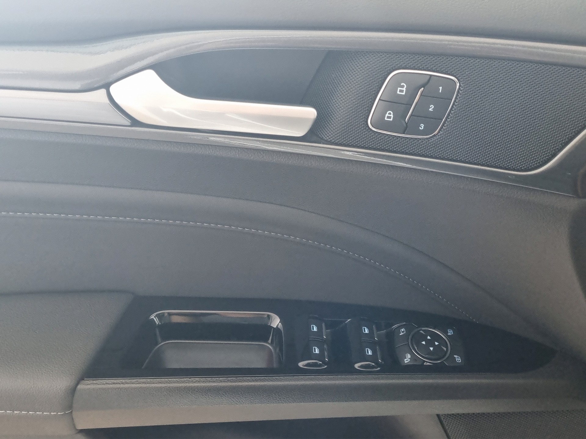 FORD Mondeo 2.0 HEV 187 Titanium-image-11