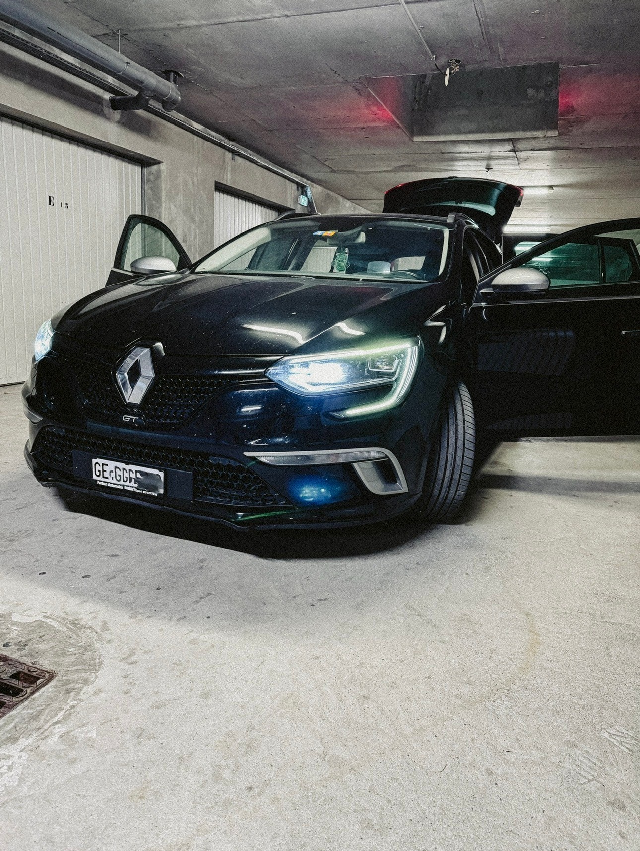 RENAULT Mégane IV Grandtour 1.6 16V Turbo GT EDC-image-5