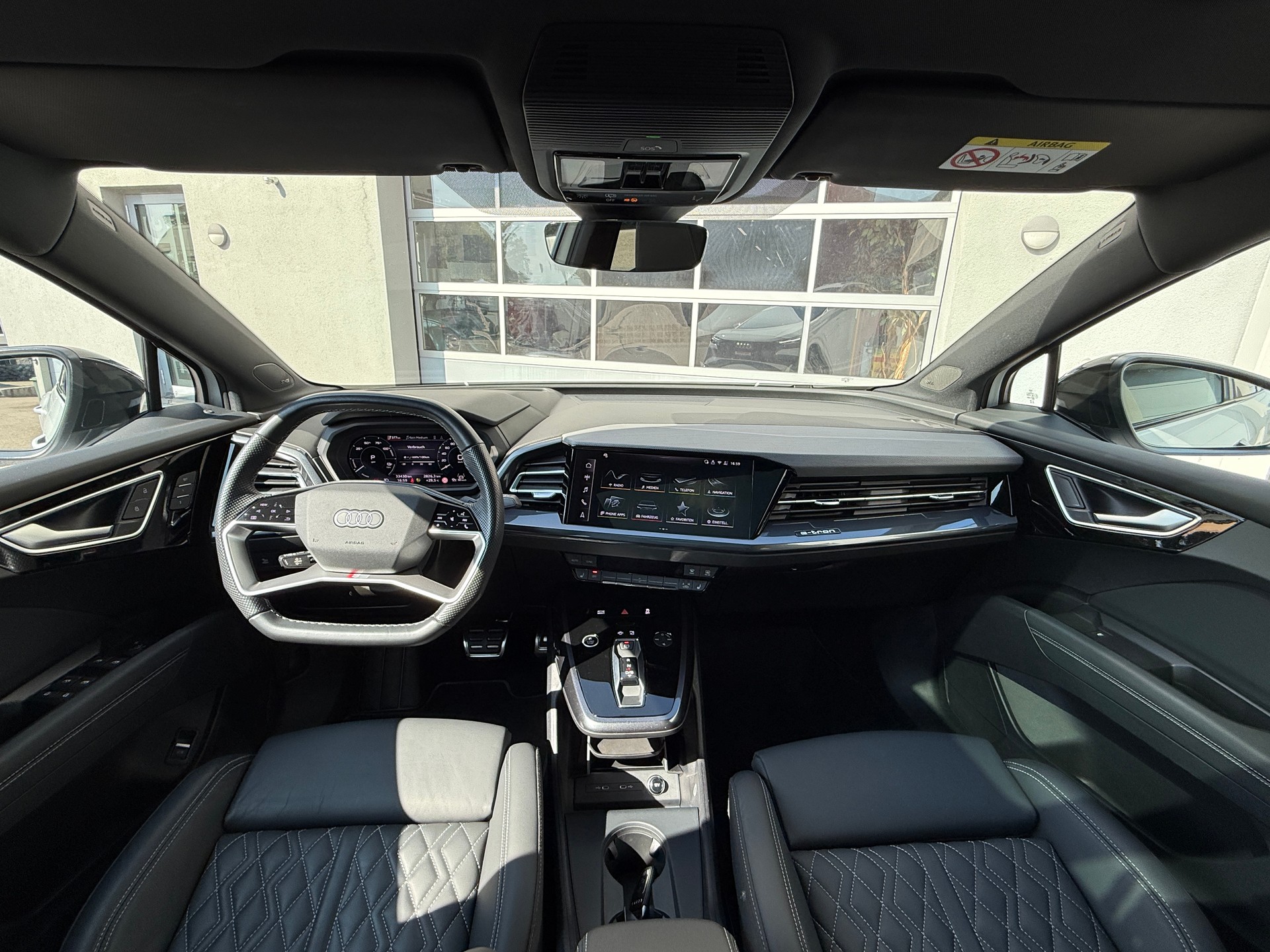 AUDI Q4 e-tron 55 quattro S line mit Wärmepumpe, Anhängerkupplung & Panoramadach-showroom-element-2