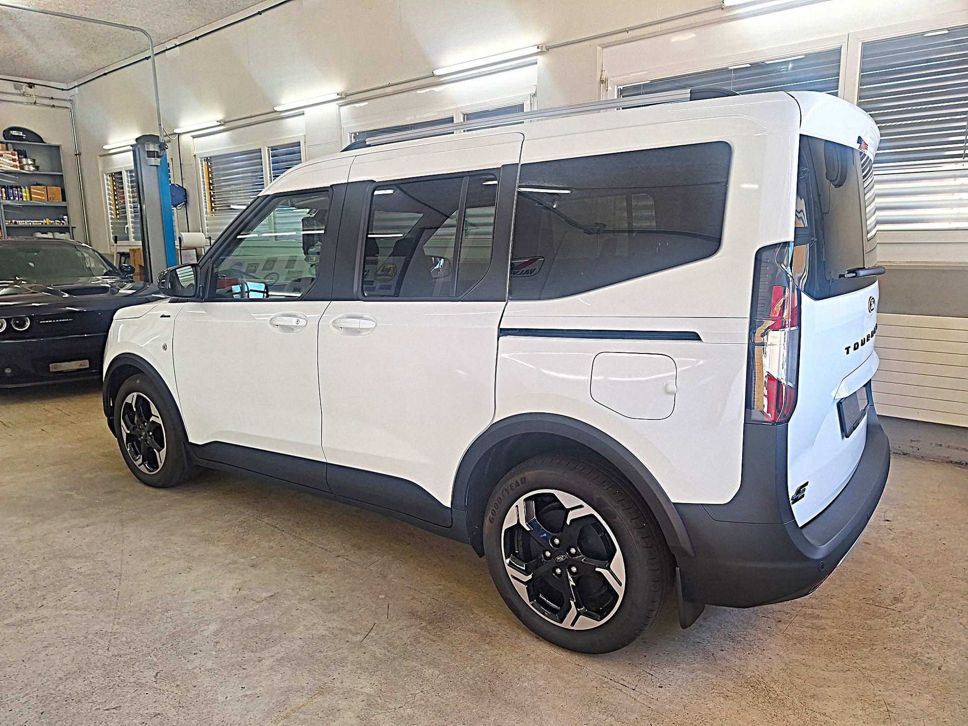 FORD Tourneo Courier Elektro 54kWh Active ⚡CH-Auslieferung mit Garantie bis Oktober 2028⚡-showroom-element-3