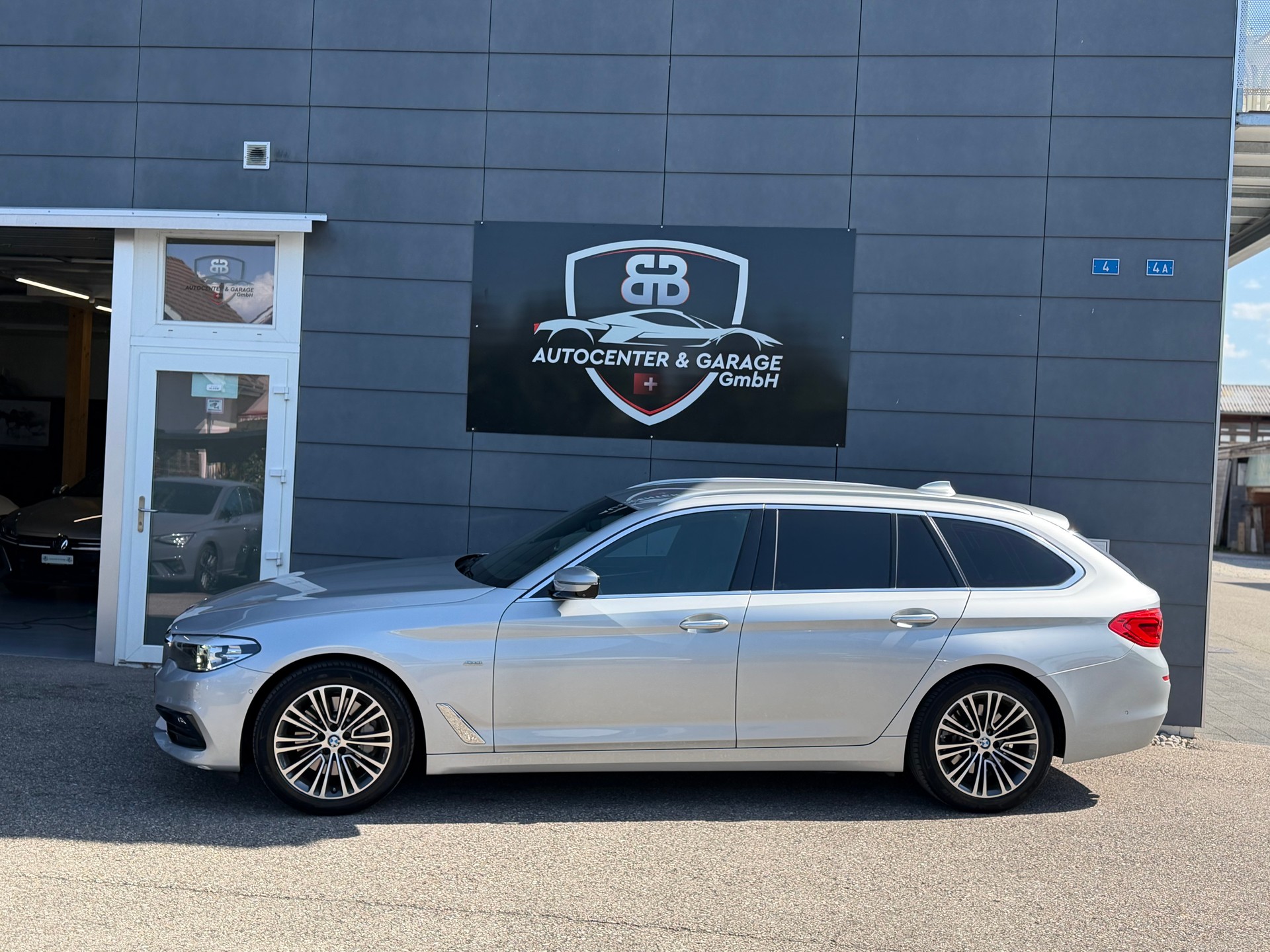 BMW 530i xDrive Touring Sport Line Steptronic-showroom-element-3
