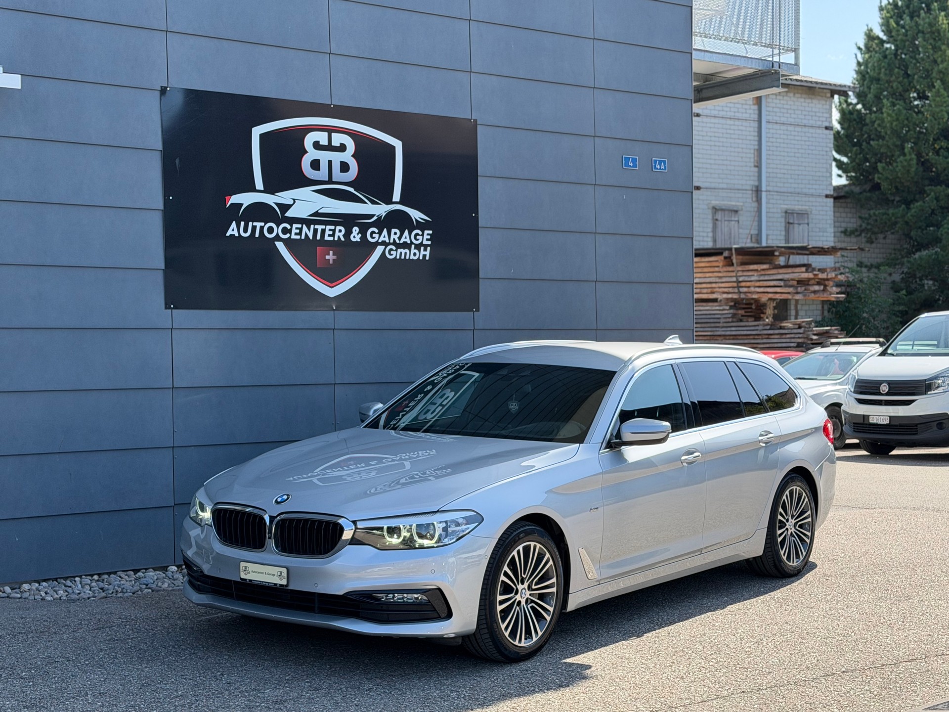 BMW 530i xDrive Touring Sport Line Steptronic-showroom-element-1