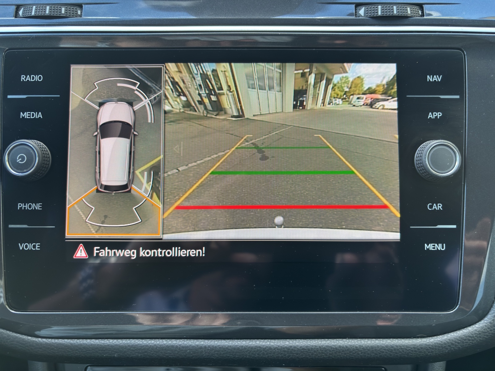 VW Tiguan Allspace 2.0 TDI SCR R-Line 4Motion DSG mit AHK, Head-Up-Display & 360°Kamrea-image-25