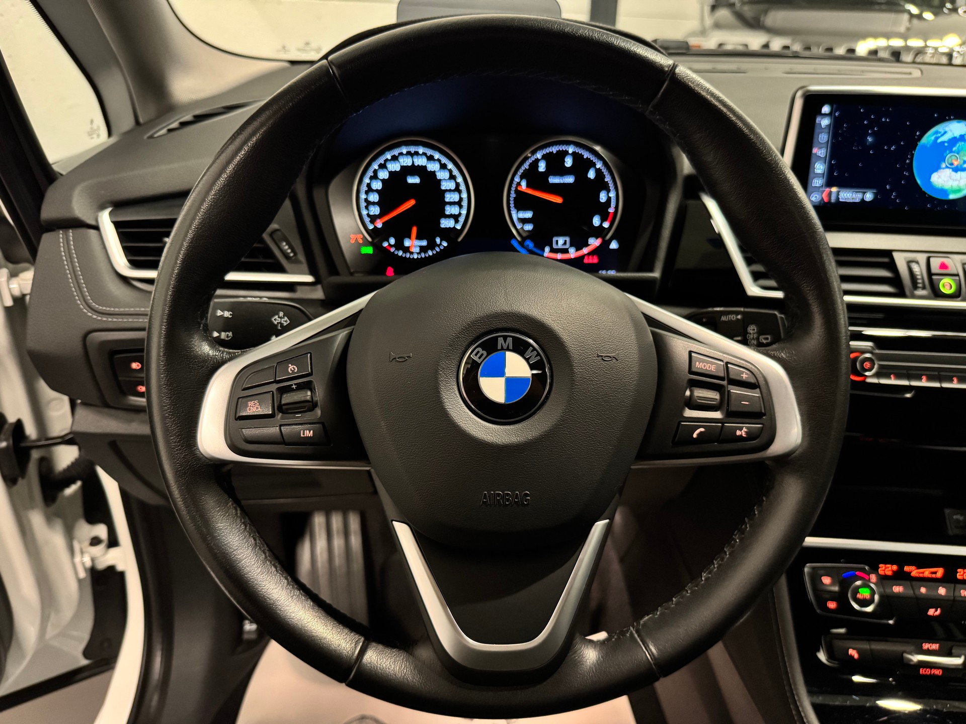 BMW 218d xDrive Active Tourer Steptronic Sport Line-image-24