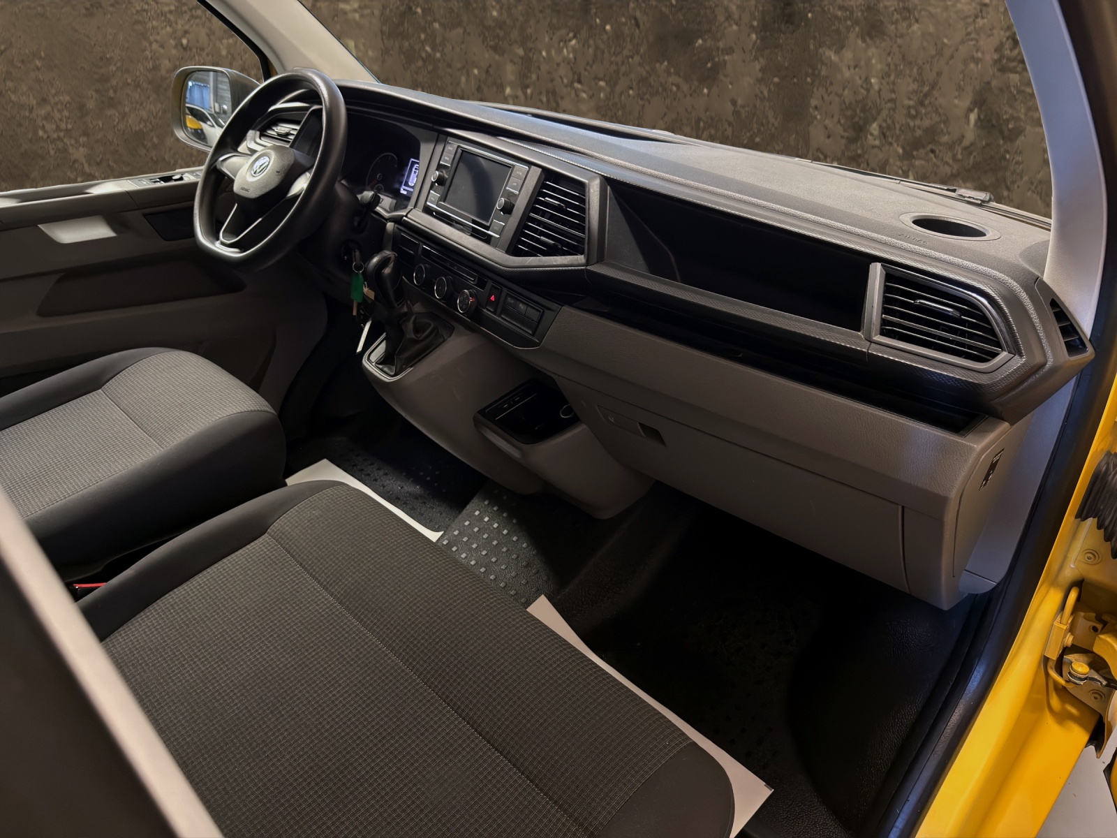 VW T6.1 2.0 TDI DSG Transporter-image-17
