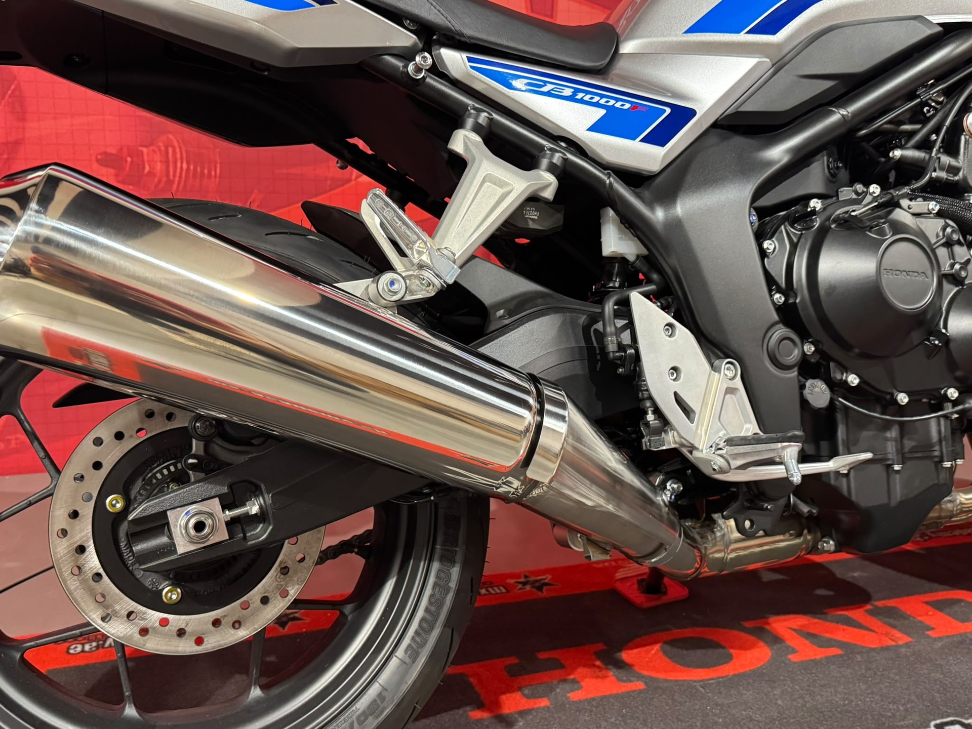 HONDA CB1000F *Neufahrzeug* **Wolf Silver Metallic - Blue Stripe**-image-4