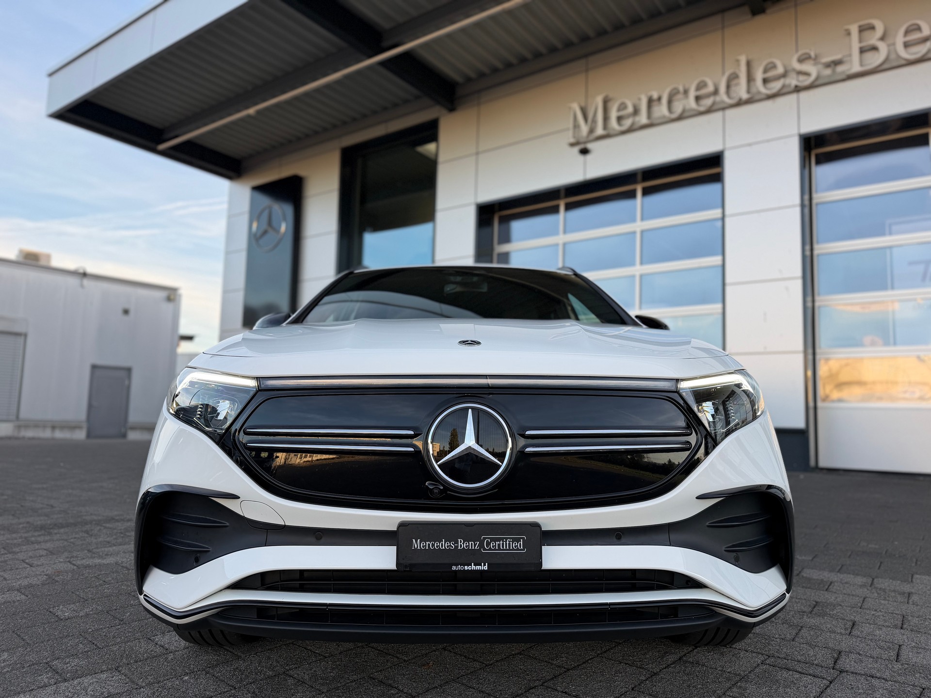 MERCEDES-BENZ EQA 350 AMG Line 4Matic-showroom-element-1