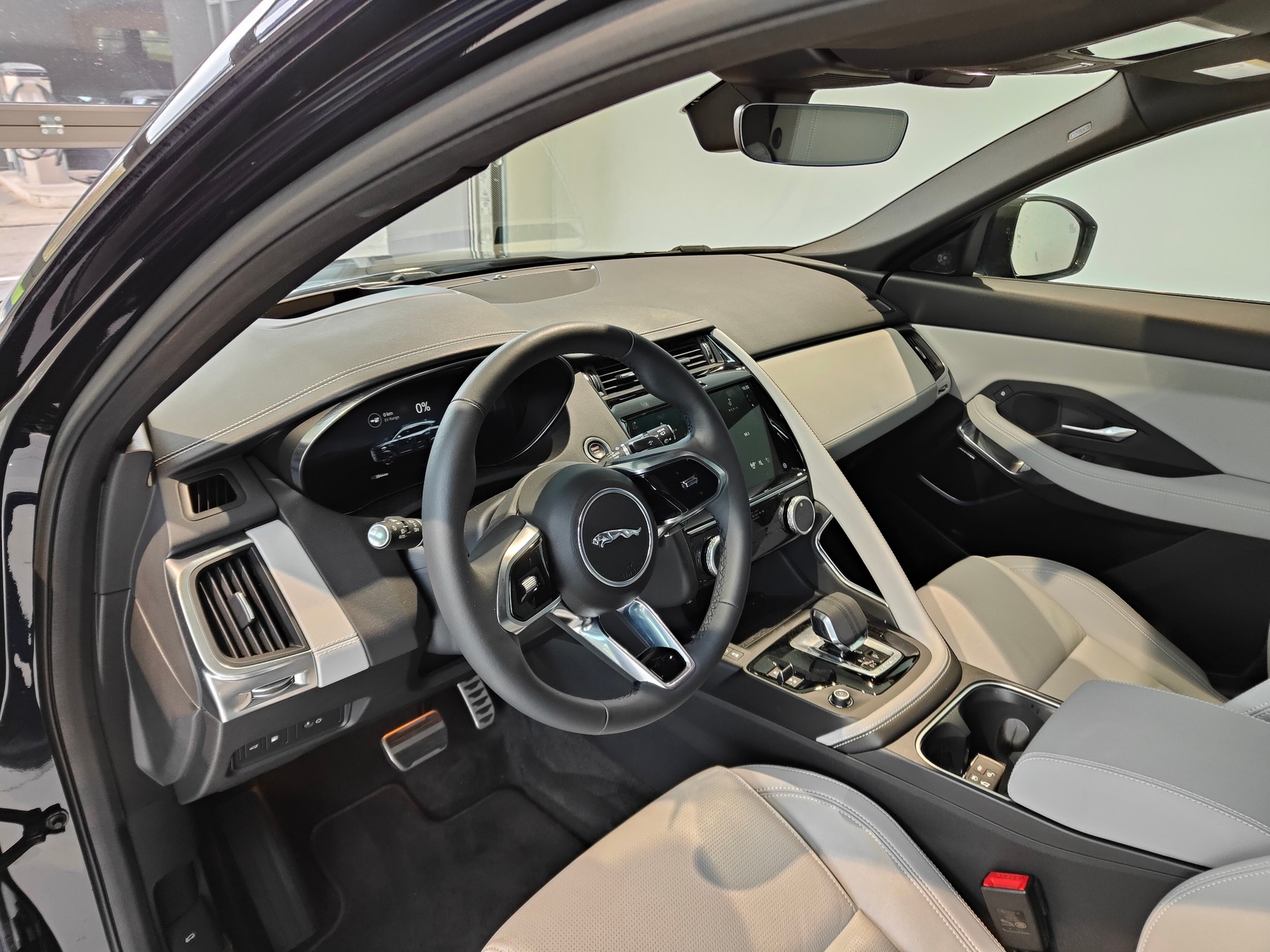 JAGUAR E-Pace 1.5 P300e R-Dynamic AWD SE-image-4
