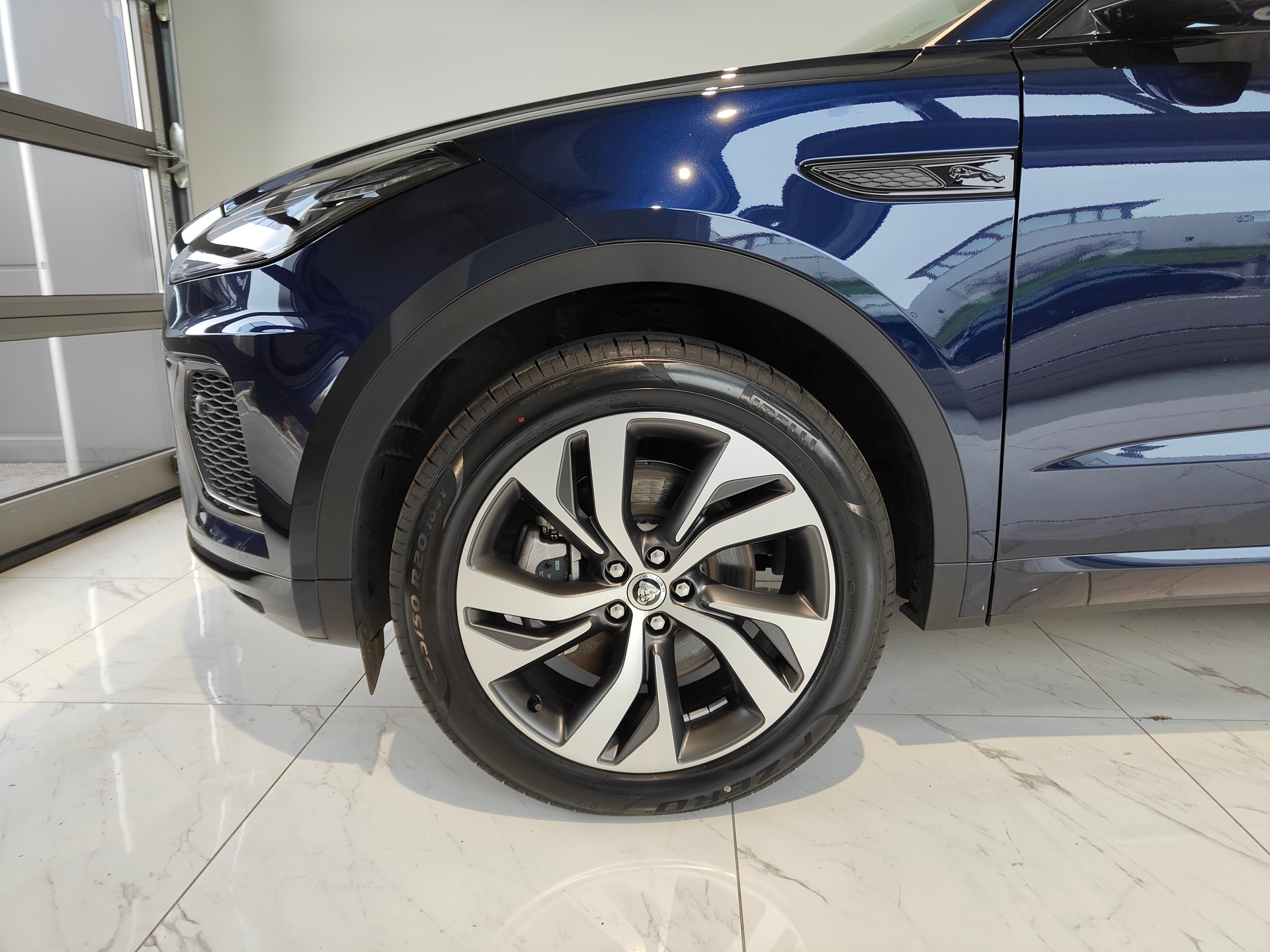 JAGUAR E-Pace 1.5 P300e R-Dynamic AWD SE-image-14