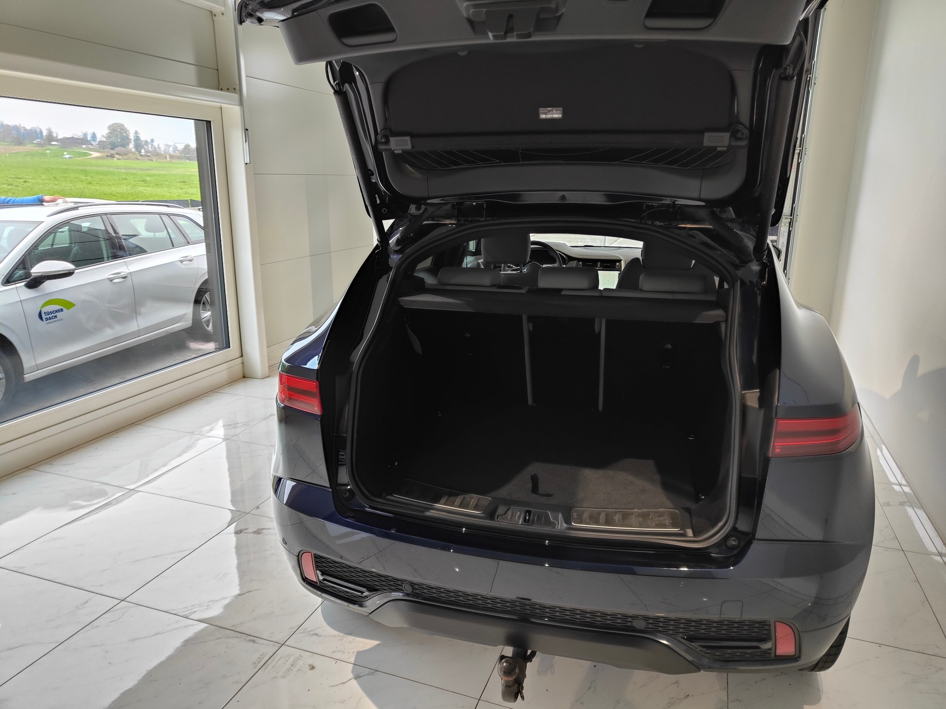 JAGUAR E-Pace 1.5 P300e R-Dynamic AWD SE-image-8
