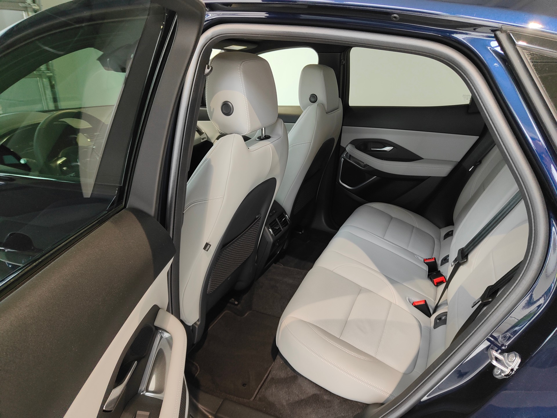 JAGUAR E-Pace 1.5 P300e R-Dynamic AWD SE-image-6