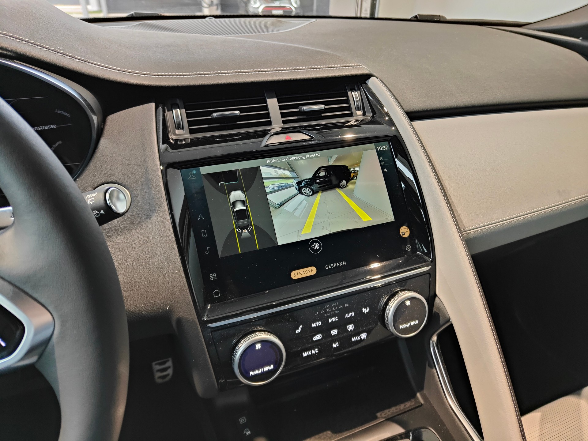 JAGUAR E-Pace 1.5 P300e R-Dynamic AWD SE-image-12