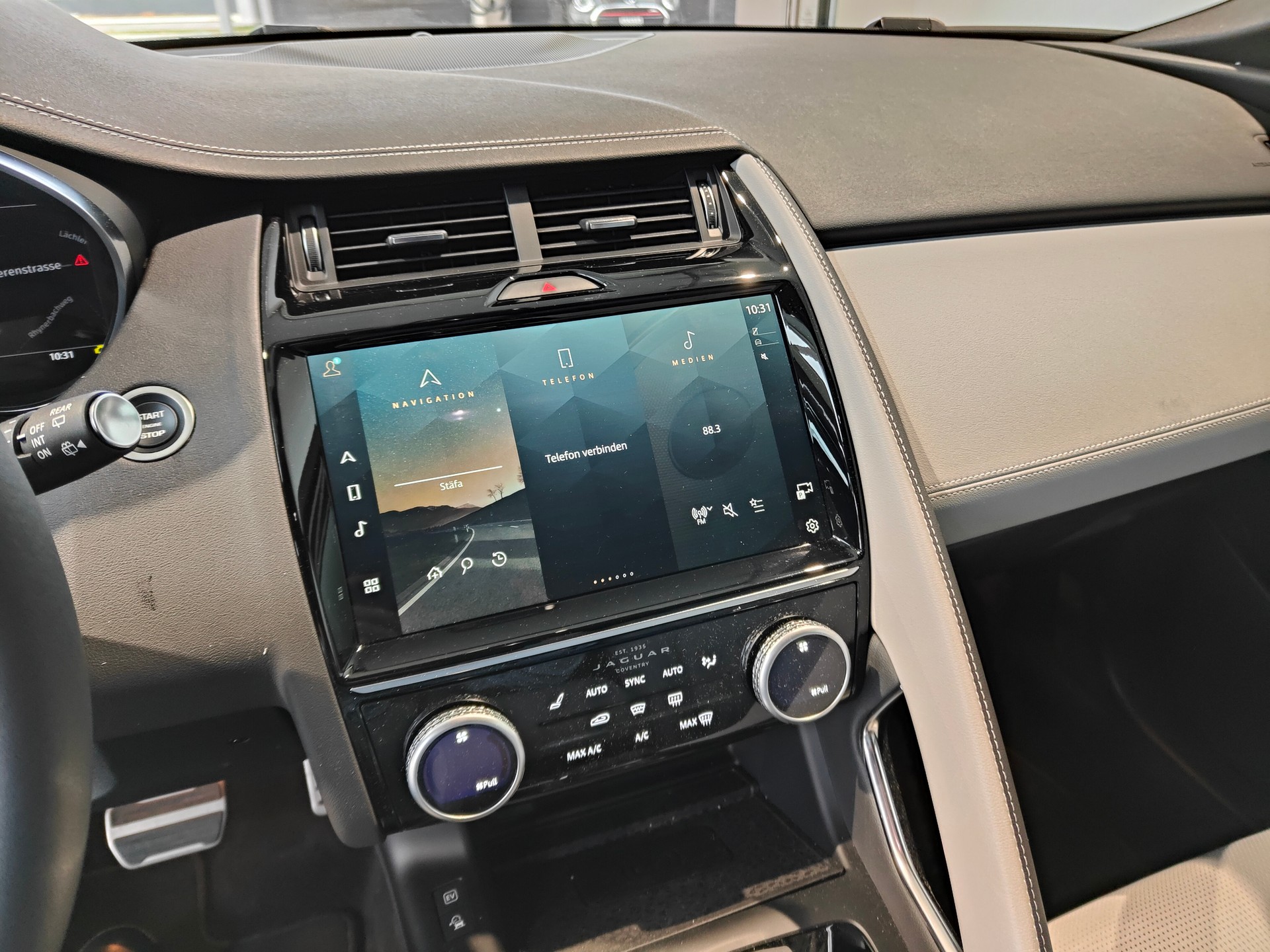 JAGUAR E-Pace 1.5 P300e R-Dynamic AWD SE-image-9