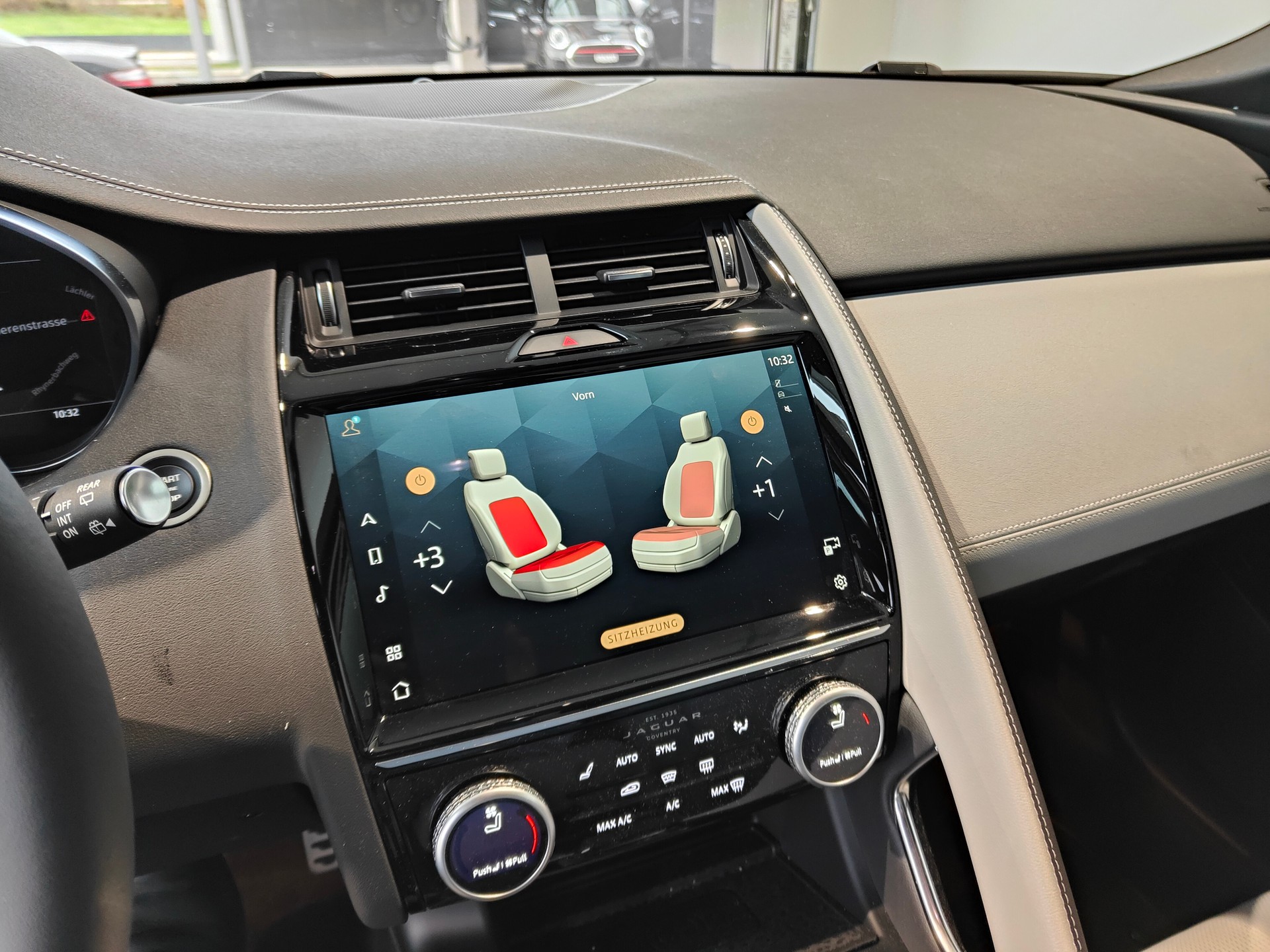 JAGUAR E-Pace 1.5 P300e R-Dynamic AWD SE-image-13