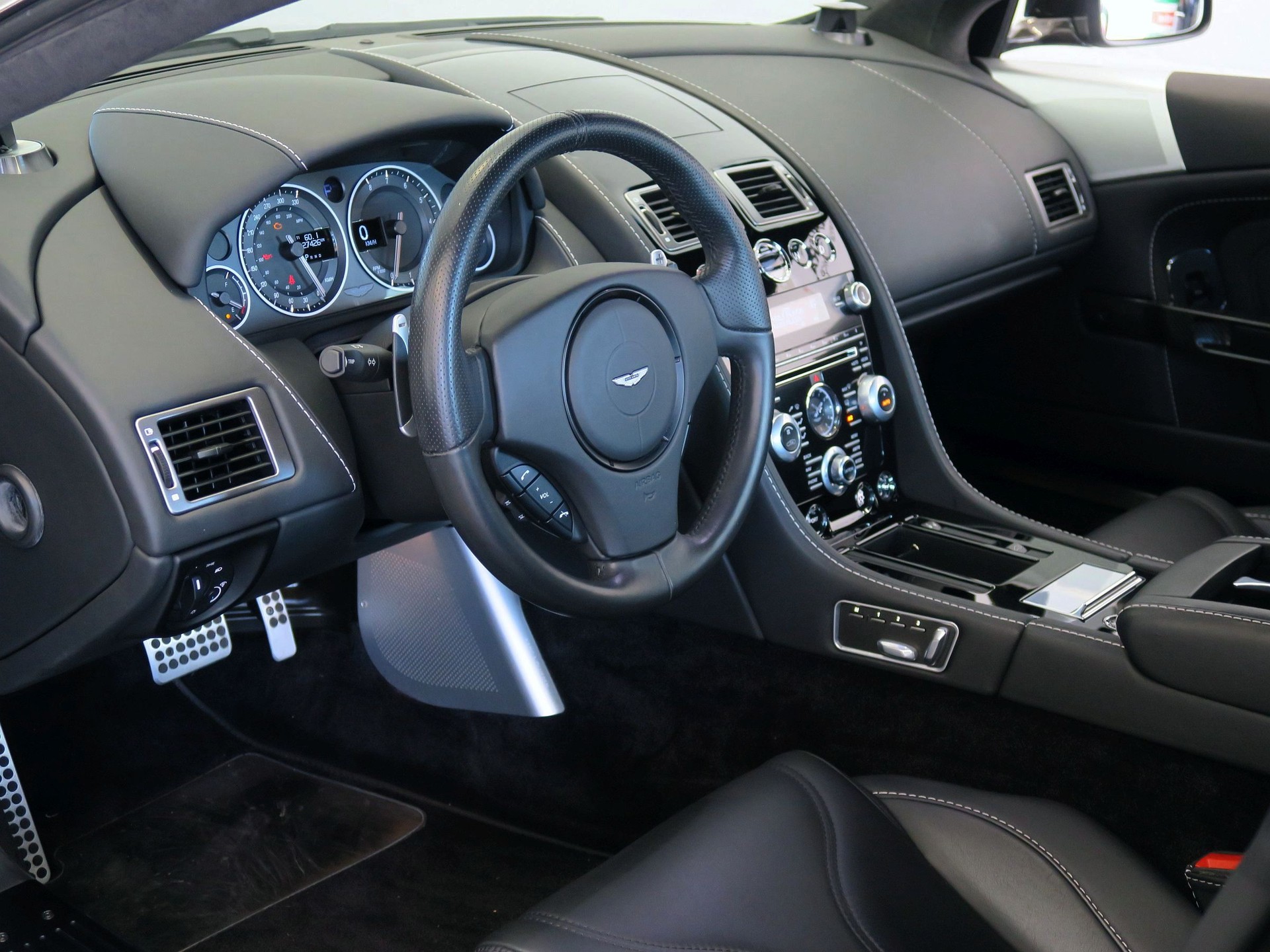 ASTON MARTIN DBS Coupé | Carbon Black Edition-image-13