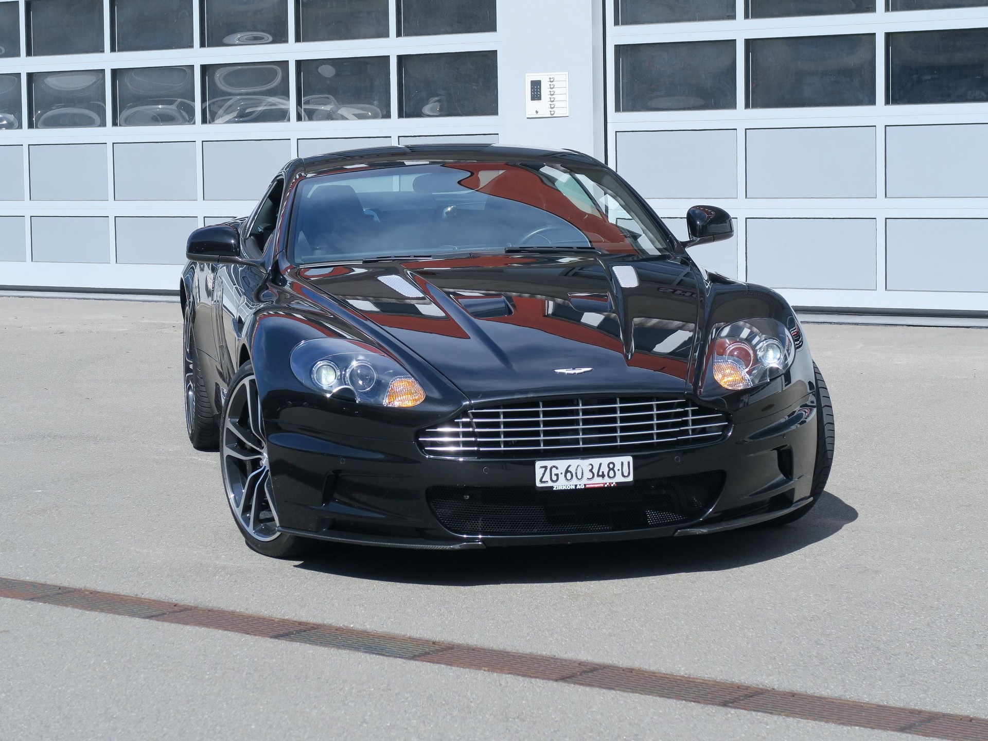 ASTON MARTIN DBS Coupé | Carbon Black Edition-showroom-element-1