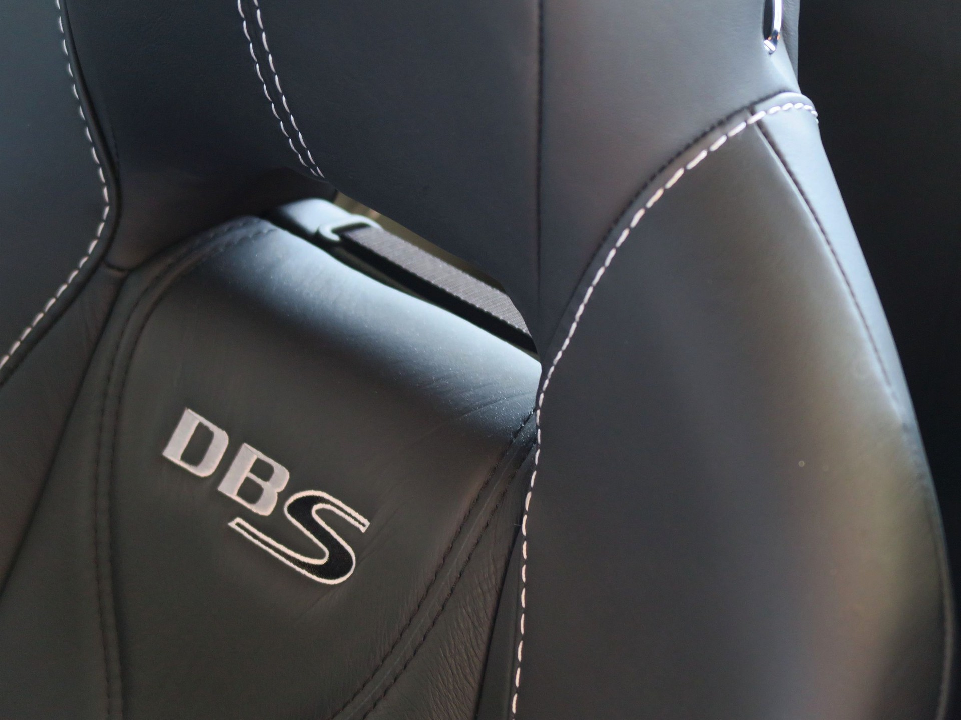 ASTON MARTIN DBS Coupé | Carbon Black Edition-image-19