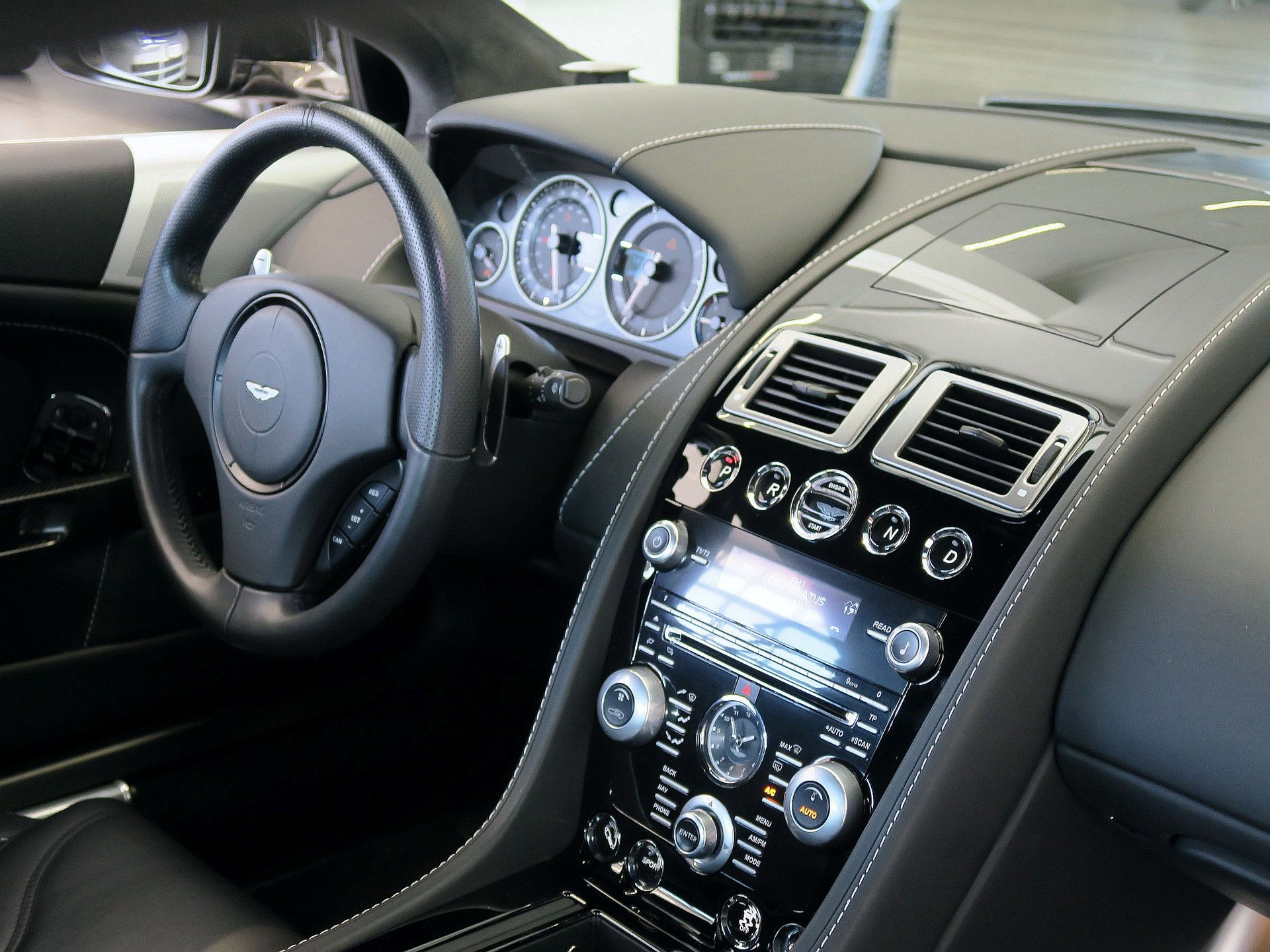 ASTON MARTIN DBS Coupé | Carbon Black Edition-image-16