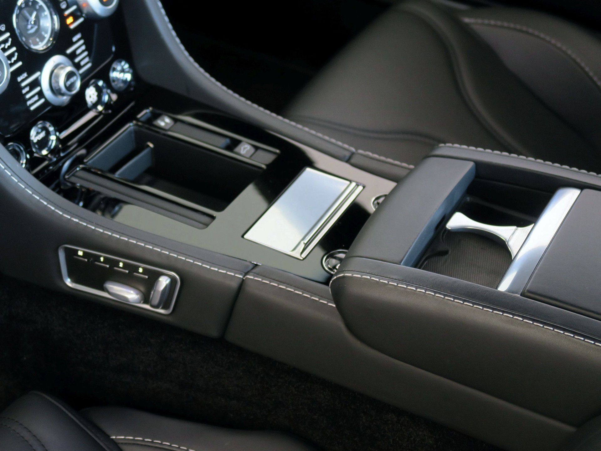 ASTON MARTIN DBS Coupé | Carbon Black Edition-image-17
