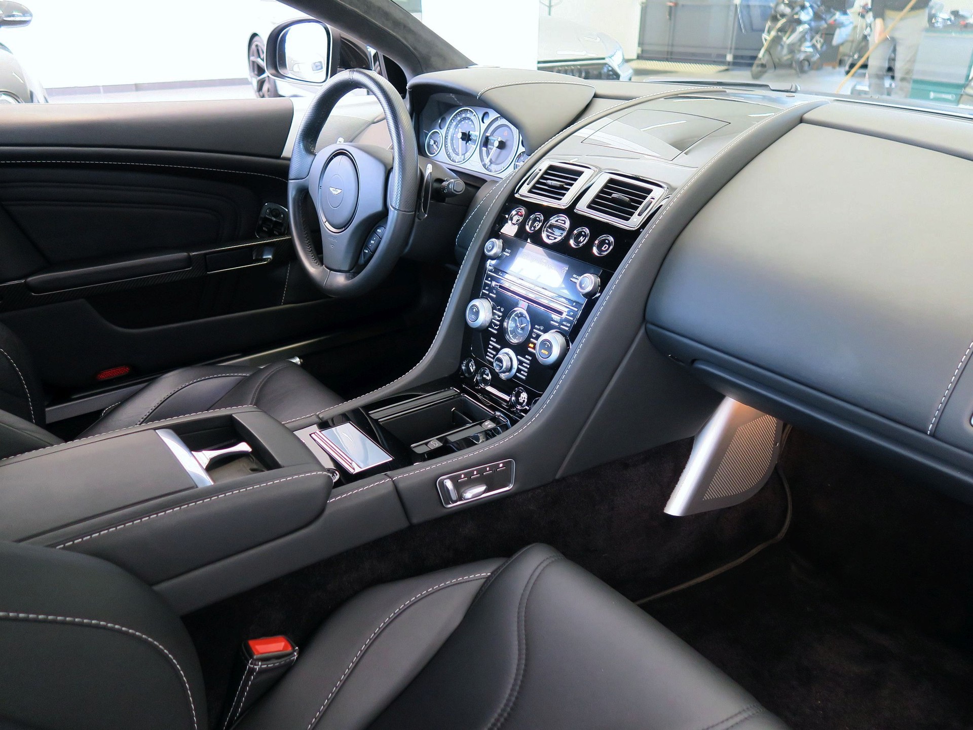 ASTON MARTIN DBS Coupé | Carbon Black Edition-image-15