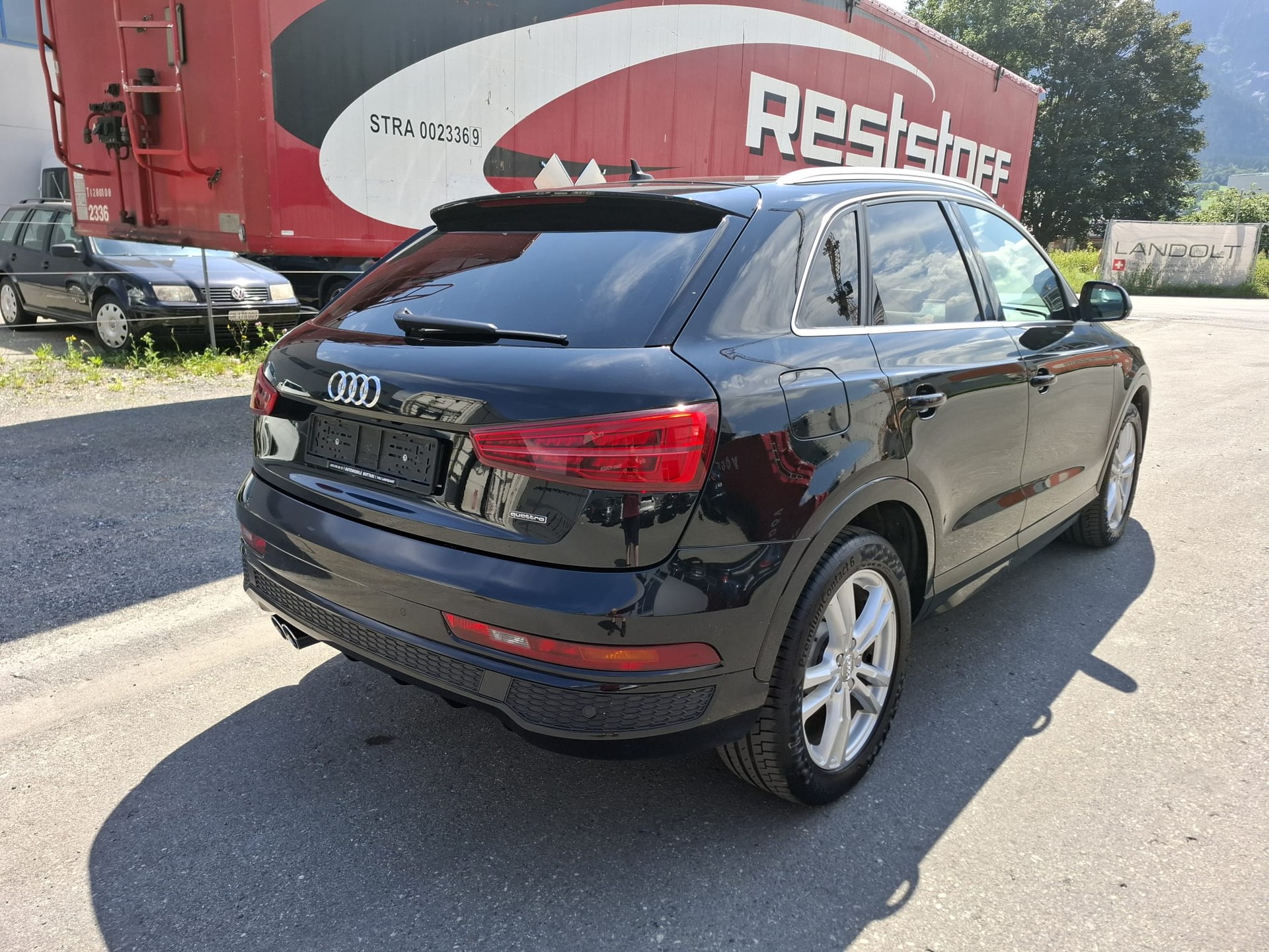 AUDI Q3 2.0 TDI design quattro S-tronic-image-3