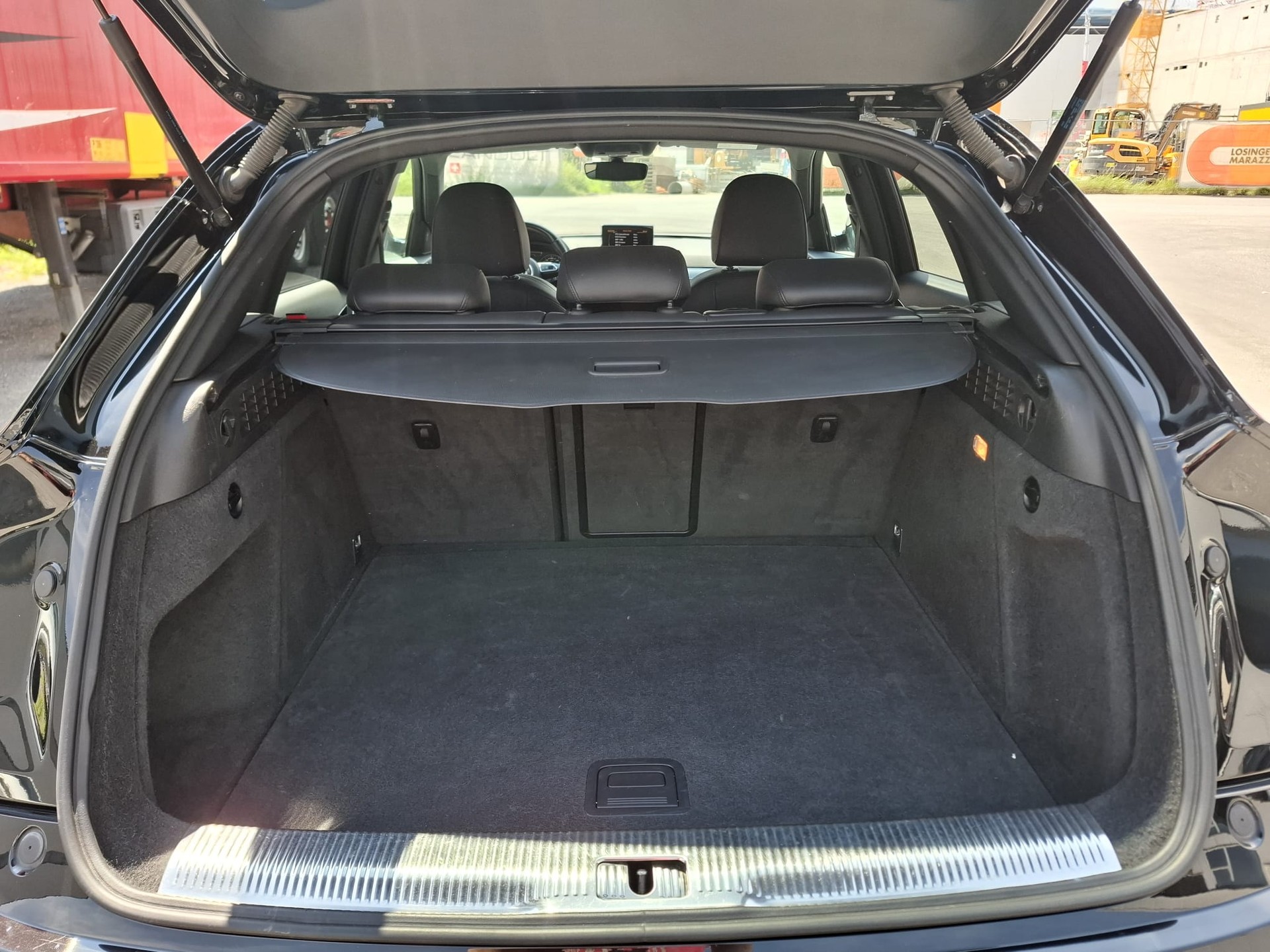 AUDI Q3 2.0 TDI design quattro S-tronic-image-9